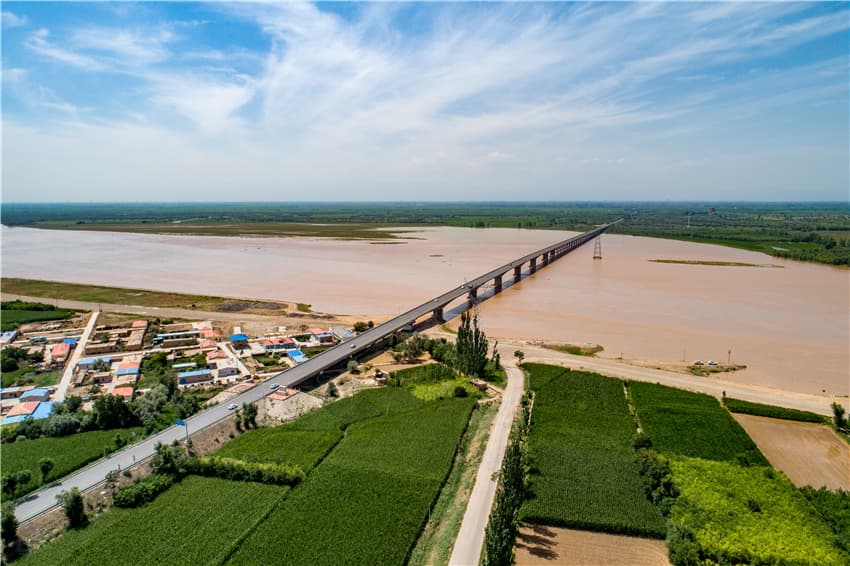 平罗黄河大桥：航拍平罗黄河大桥（《高清大图：瞰平罗黄河大桥》图集首图）