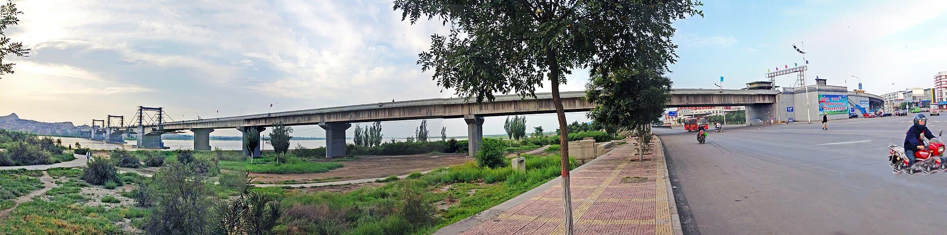 石嘴山黄河大桥：G109石嘴山黄河大桥桥下全景
