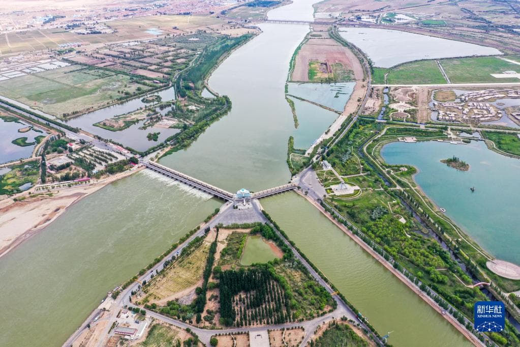三盛公拦河闸黄河公路大桥：三盛公水利枢纽无人机照片（2023年6月6日摄，拦河闸及桥上公路可见）