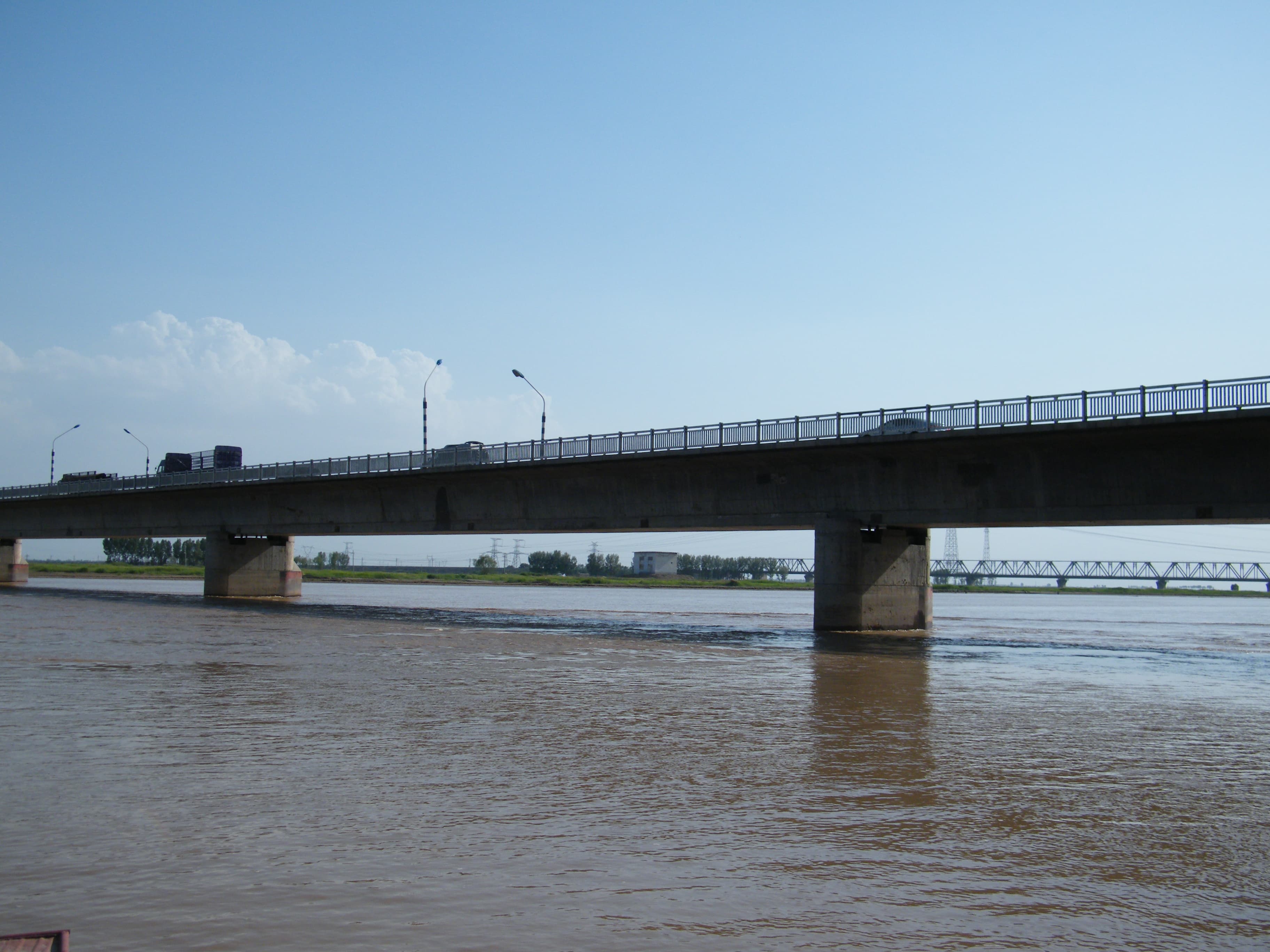 包头黄河公路一号大桥：包头黄河公路一号大桥近景（远处为铁路桥）