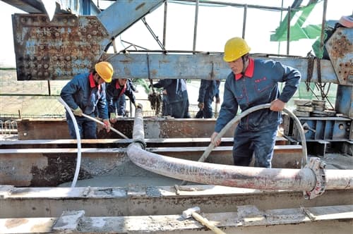 呼准鄂铁路黄河大桥：呼准鄂铁路黄河特大桥主跨合龙施工现场（2015年10月16日浇筑最后一罐混凝土）——报道配图，图注：施工现场