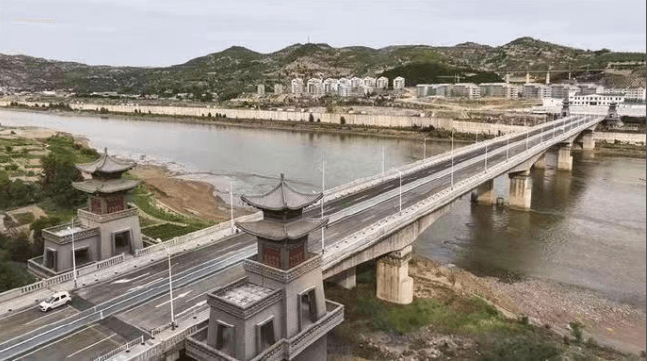 孟门黄河大桥：柳林（孟门）黄河大桥（位于柳林县孟门镇与吴堡县寇家塬镇之间的黄河上，桥梁工程长509.84米，上部结构65m+3×117m+65m预应力连续箱梁）——山西新闻网报道正文配图