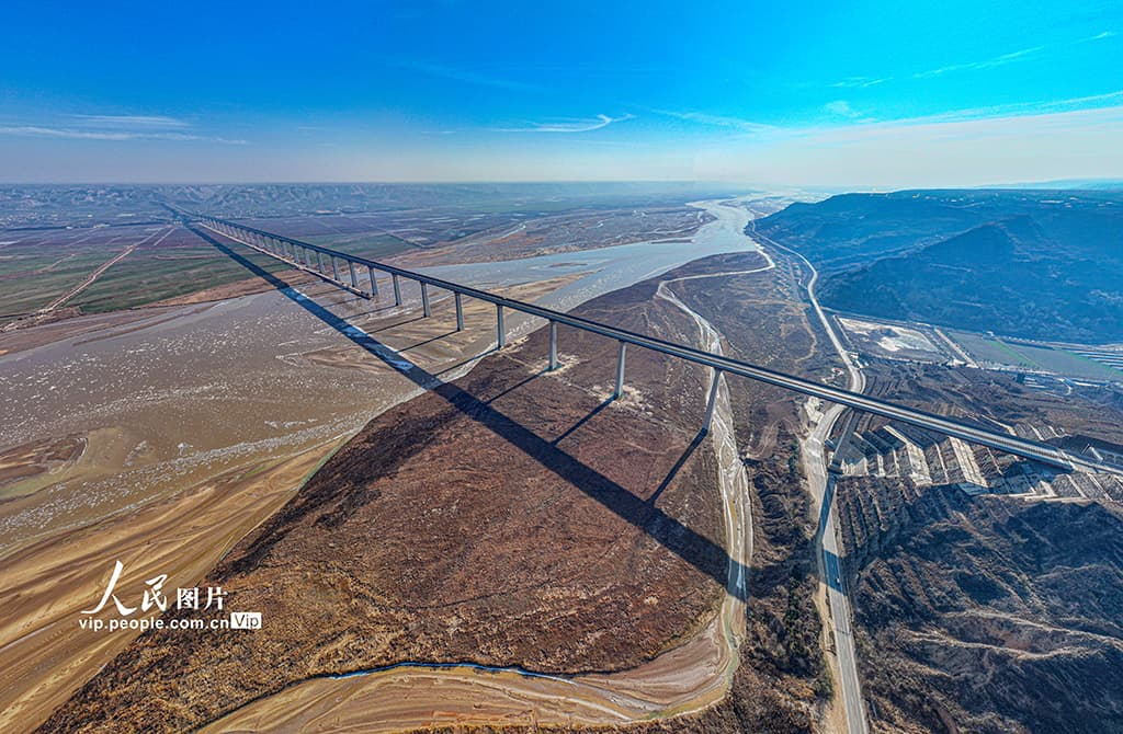 临猗黄河大桥：临猗黄河大桥通车后桥上通行场景（第4图）