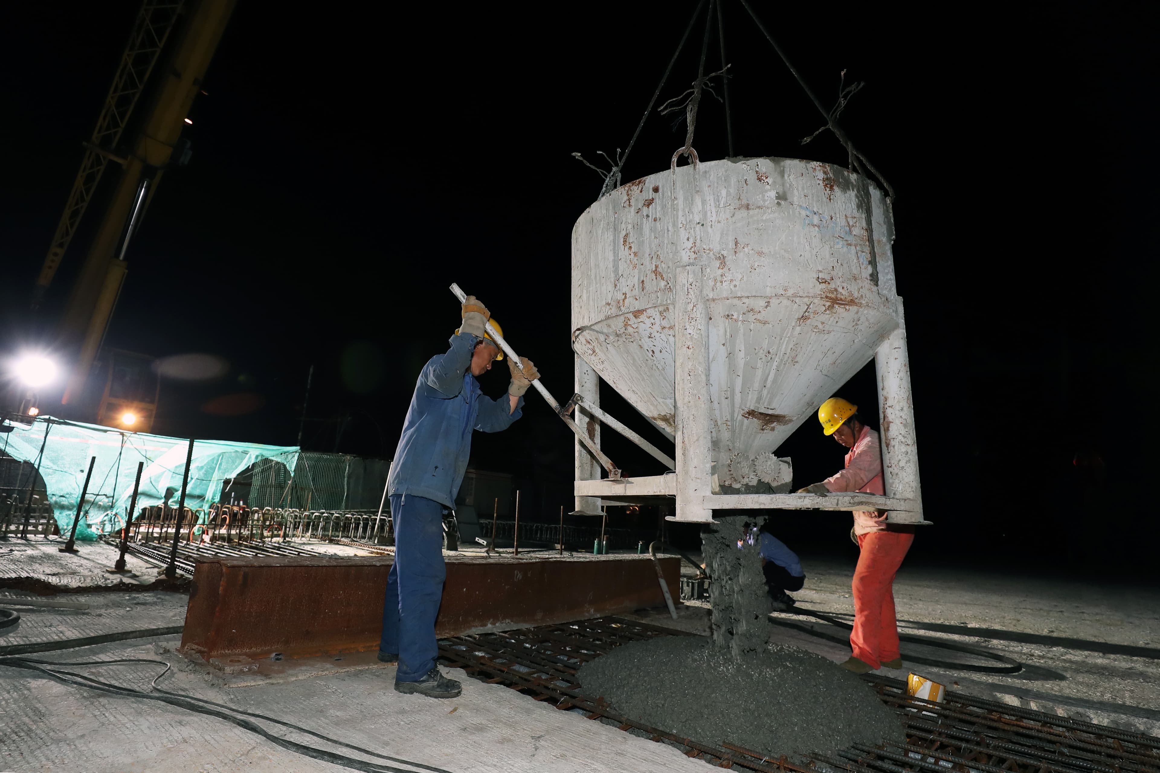 济洛西高速黄河大桥：济洛西高速黄河特大桥合龙施工现场（2020年7月26日晚至27日凌晨，最高墩73.4米）