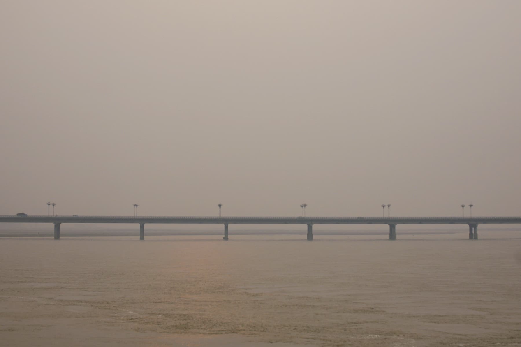 南河渡黄河大桥：南河渡黄河大桥河面视角
