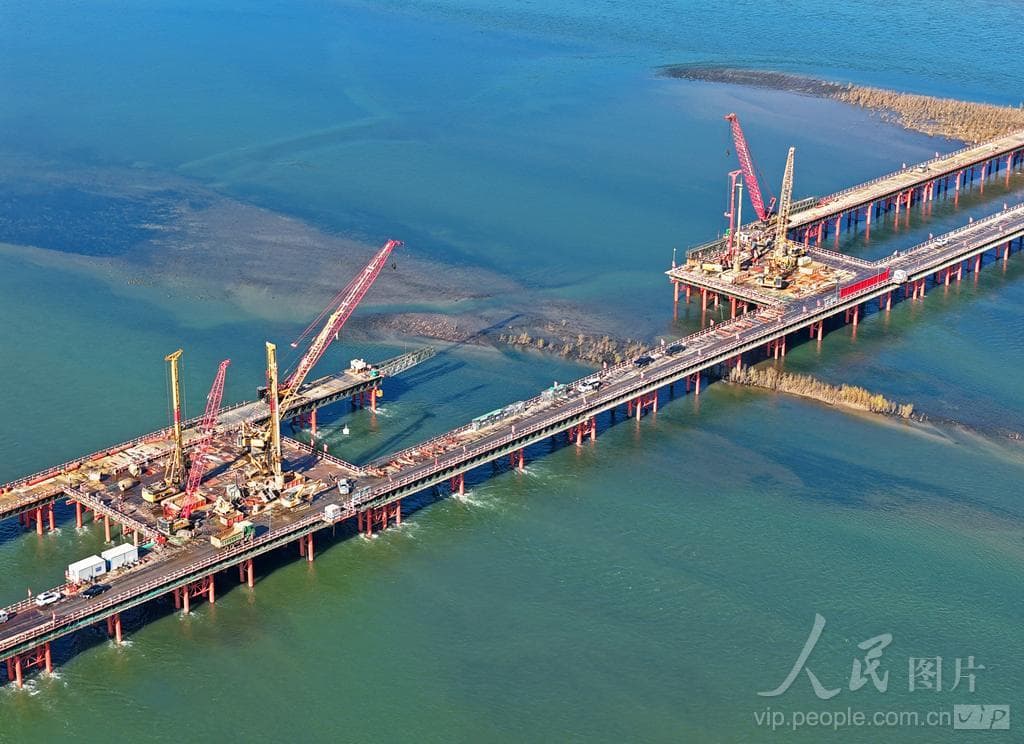 焦济洛平高铁黄河公铁大桥：焦济洛平高铁洛阳黄河公铁大桥水中墩及栈桥施工（2025年12月3日，孟津区）