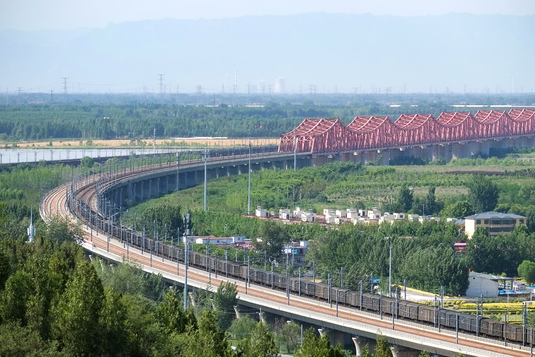 郑焦城际铁路黄河大桥：京广铁路与郑焦城际黄河桥并列远景