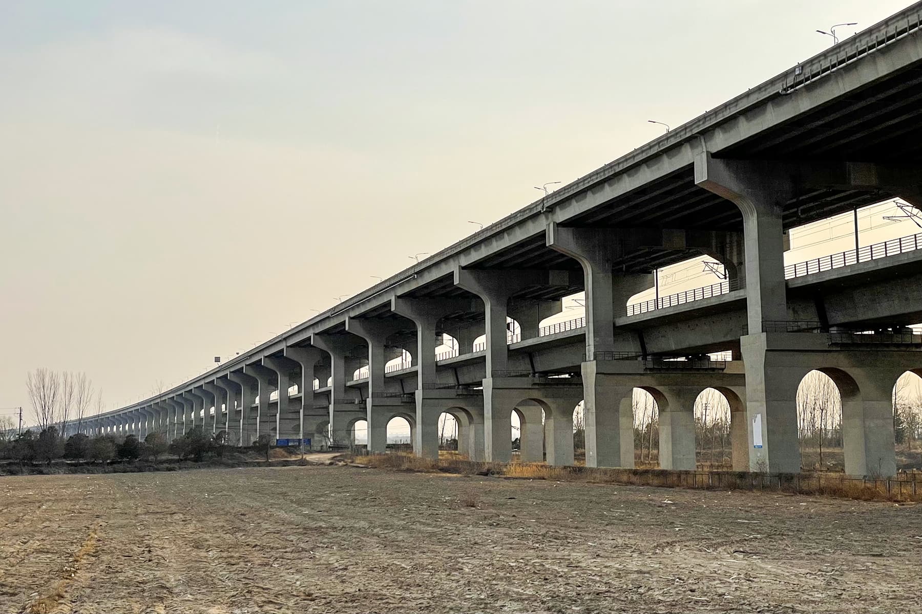 郑新黄河大桥：郑新黄河大桥桥下侧视
