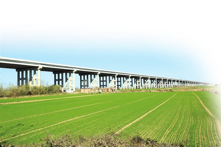 新开黄河大桥：新开黄河大桥桥面“大桥剑指远方”（双向六车道桥面延伸视角）