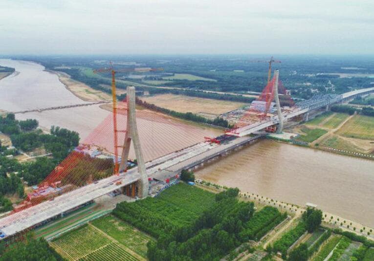 东阿黄河大桥：泰东高速黄河特大桥主跨合龙（2019-05-24，图注原文：'24日，黄河上最大跨径的泰东高速黄河特大桥顺利合龙'）