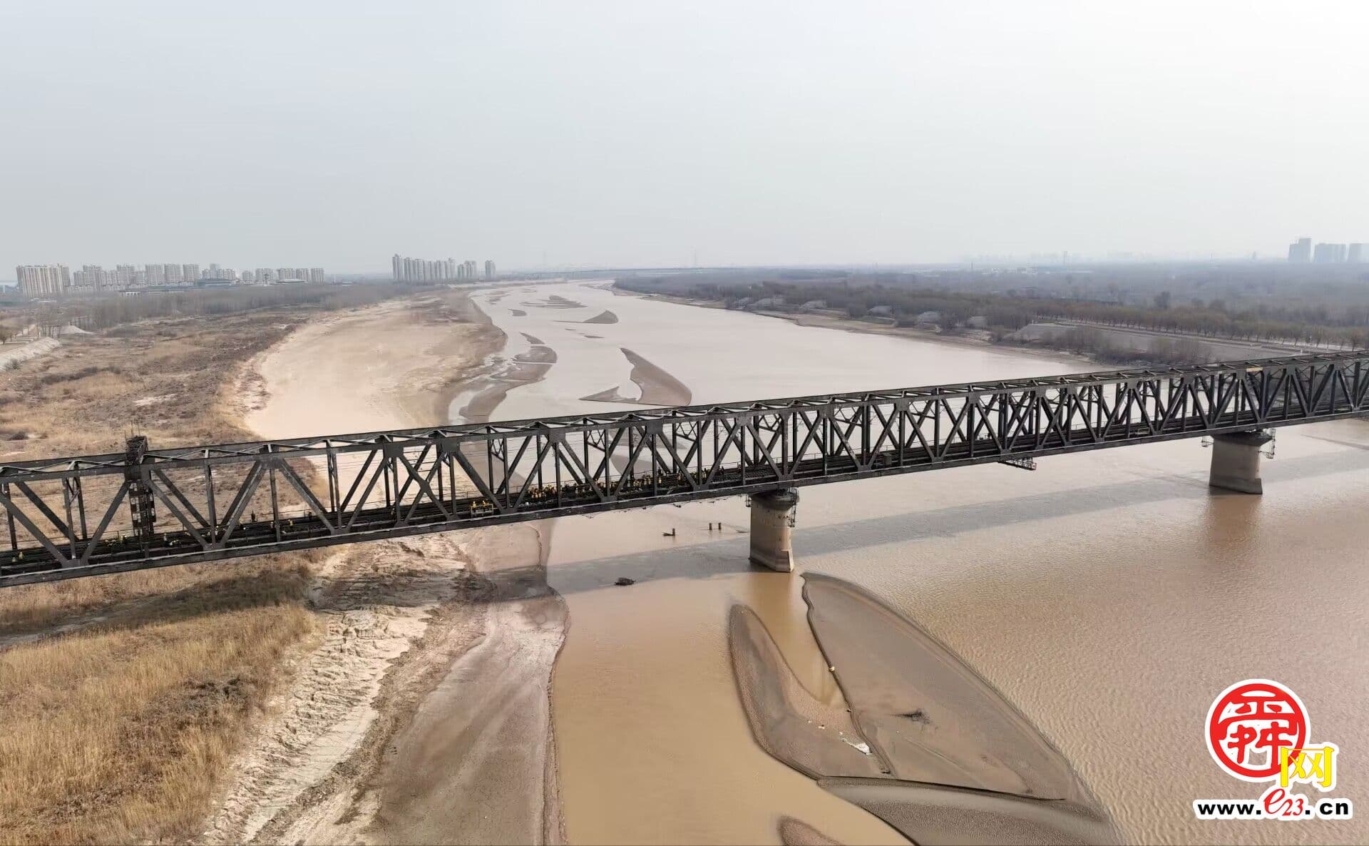 曹家圈黄河铁路大桥：曹家圈黄河铁路特大桥春季检修现场（更换桥枕，国铁济南局作业；alt'六旬曹家圈黄河铁路特大桥春季大体检'；大桥1960年始建、1976年建成，京沪铁路普速必经之路）