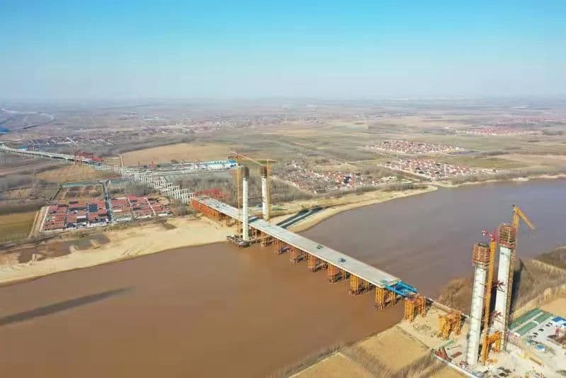 沾临高速黄河大桥：沾临黄河特大桥施工另一视角（2021年，澎湃新闻政务号报道配图）