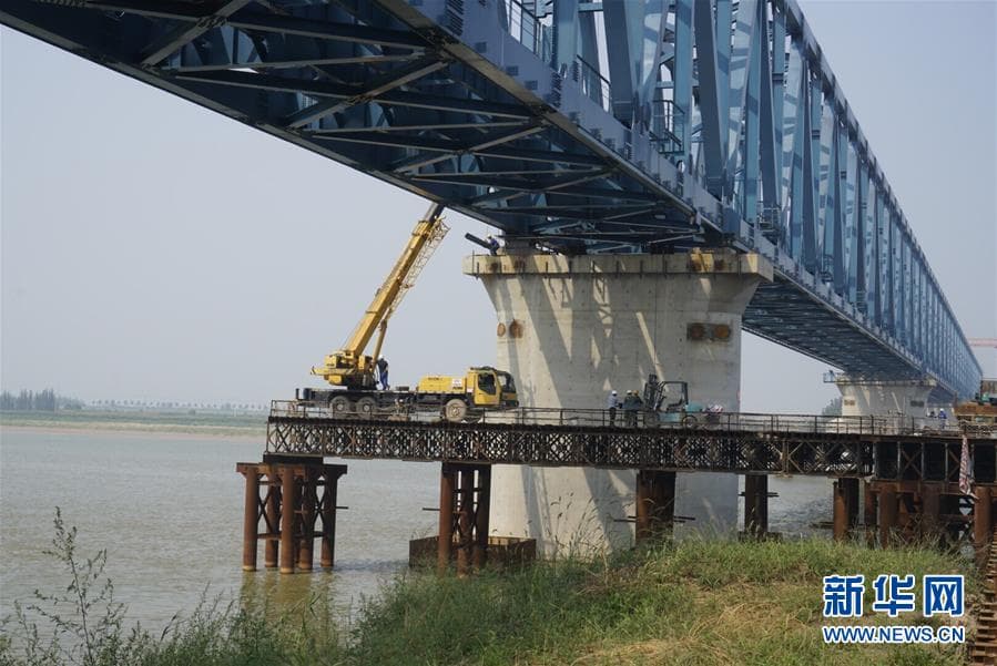 黄大铁路黄河大桥：工人正在黄大铁路黄河特大桥主桥施工（2016年9月8日，图注原文，新华社记者邢广利摄）