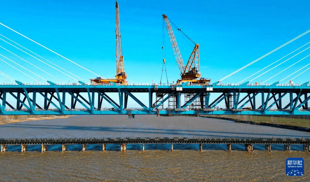 滨东黄河公铁大桥：2025年12月31日拍摄的津潍高铁东营黄河公铁大桥（无人机照片），合龙场景另一视角
