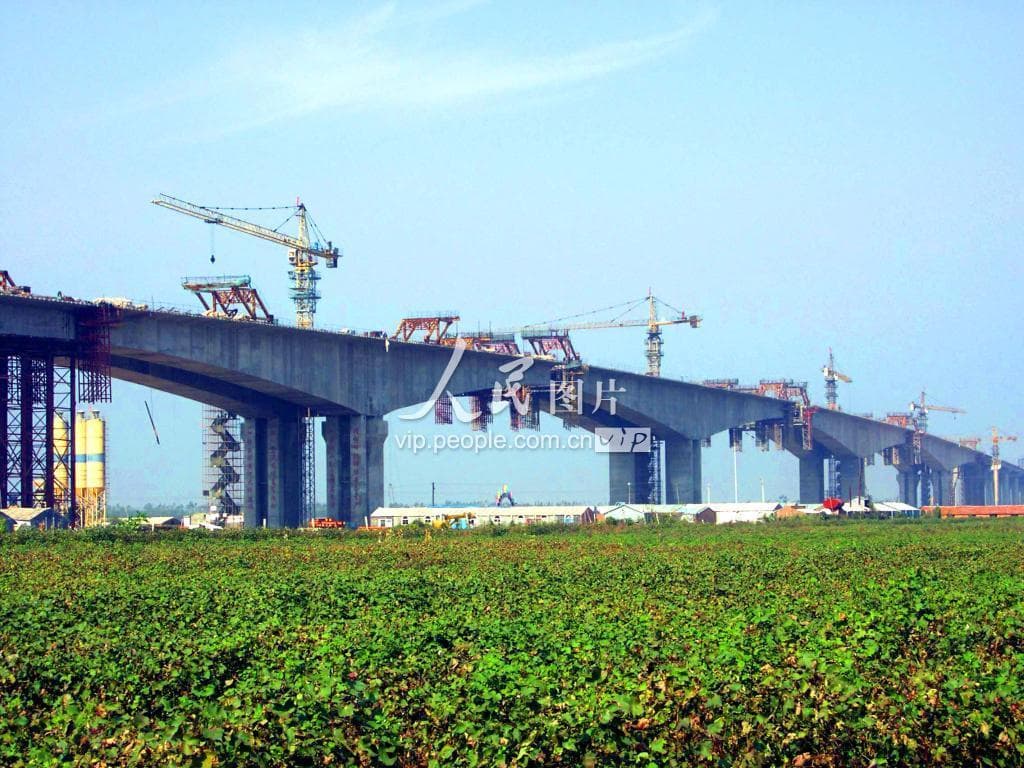 东营黄河大桥：2004年10月东营黄河公路大桥主桥合龙施工场景（另一视角）