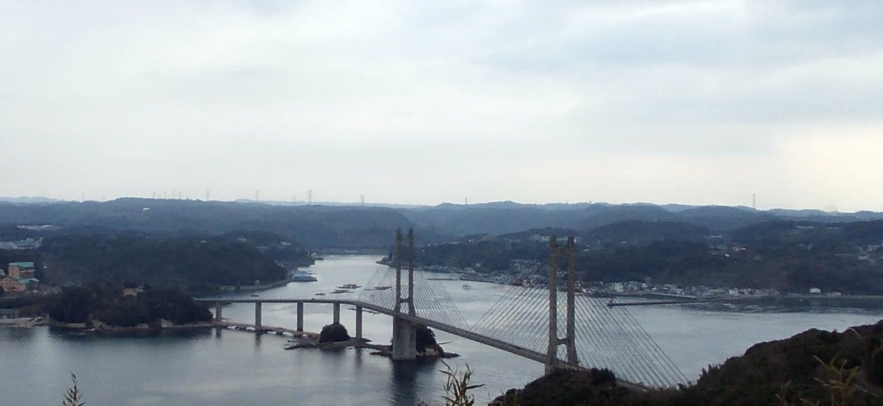 呼子大桥：呼子大桥：Wikimedia Commons 文件「Yobuko Bridge 02.jpg」中的桥梁实景。