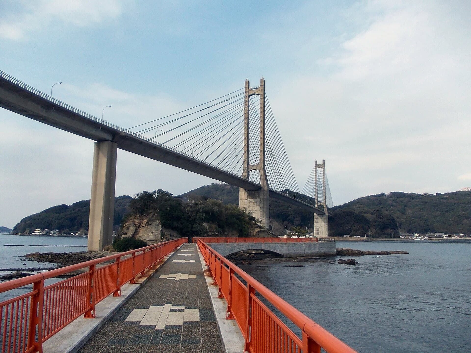呼子大桥：呼子大桥：Wikimedia Commons 文件「Yobuko Bridge 03.jpg」中的桥梁实景。
