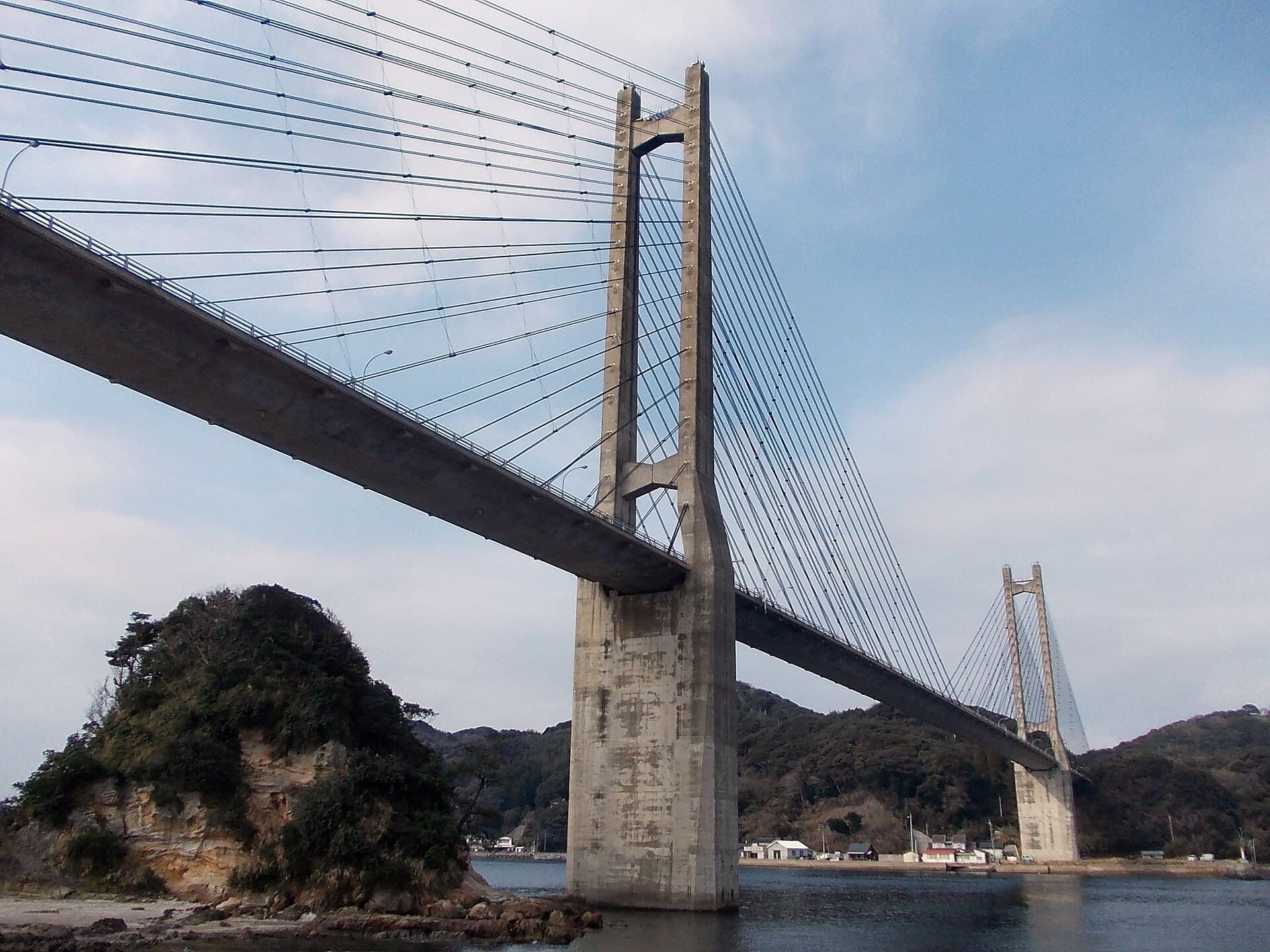 呼子大桥：呼子大桥：Wikimedia Commons 文件「Yobuko Bridge 04.jpg」中的桥梁实景。