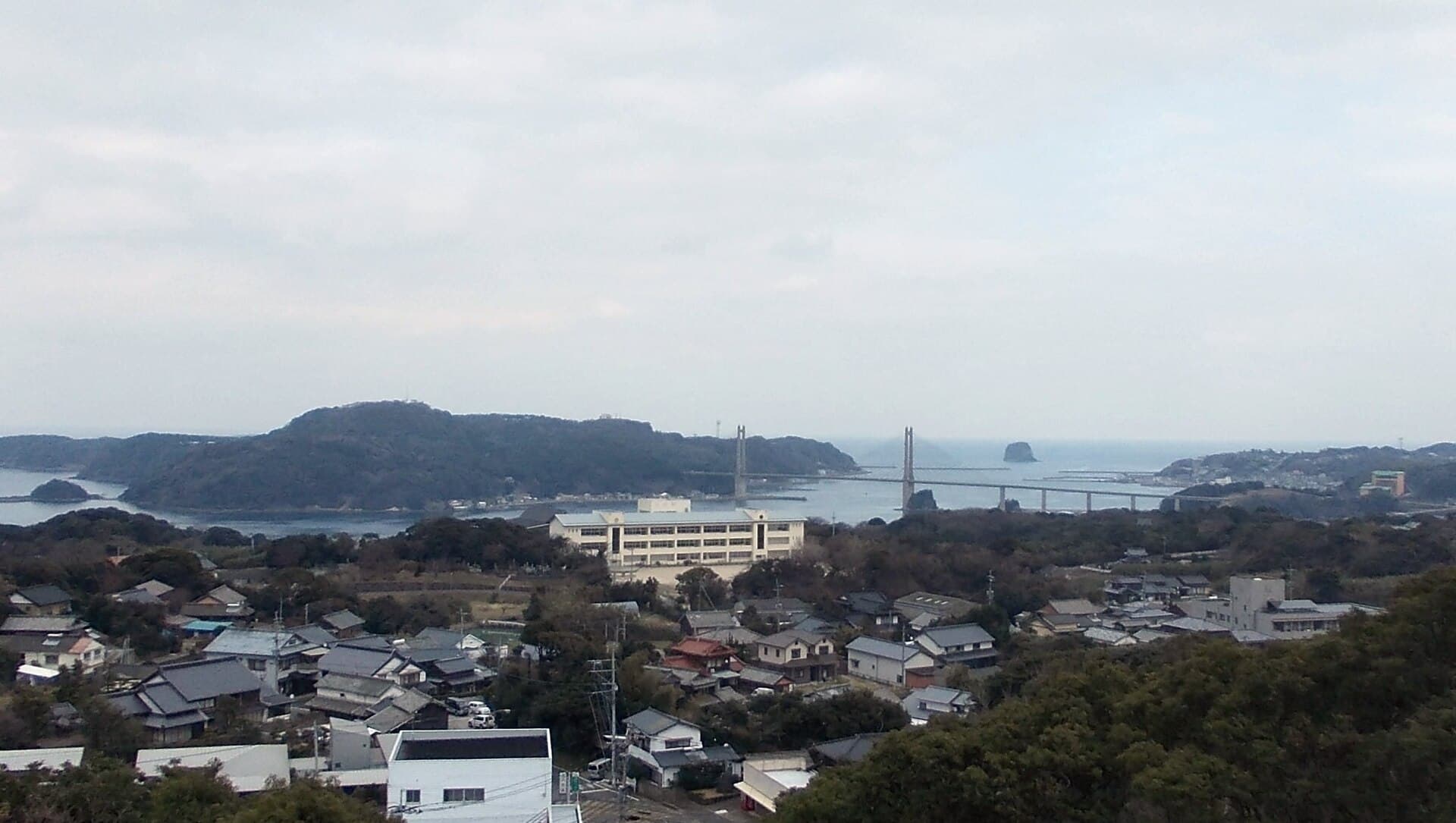 呼子大桥：呼子大桥：Wikimedia Commons 文件「Yobuko Bridge from Hizen Nagoya Castle.jpg」中的桥梁实景。