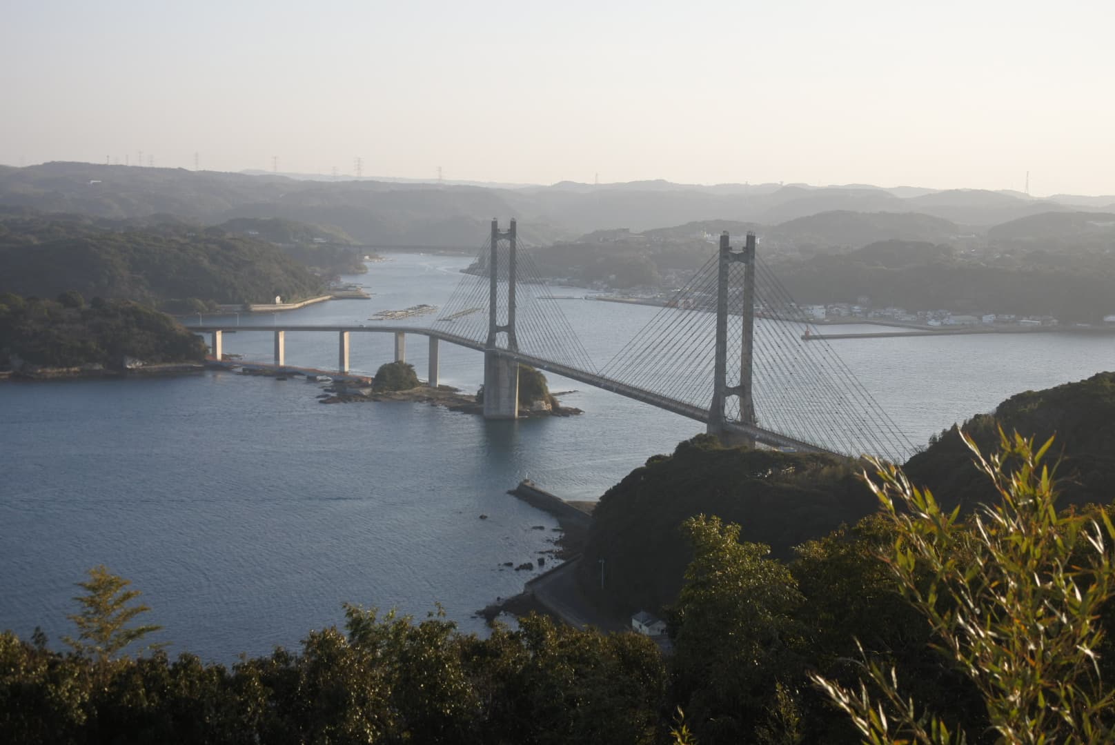 呼子大桥：呼子大桥：Wikimedia Commons 文件「Yobuko Bridge from Kazeno-mieru-oka Park.jpg」中的桥梁实景。