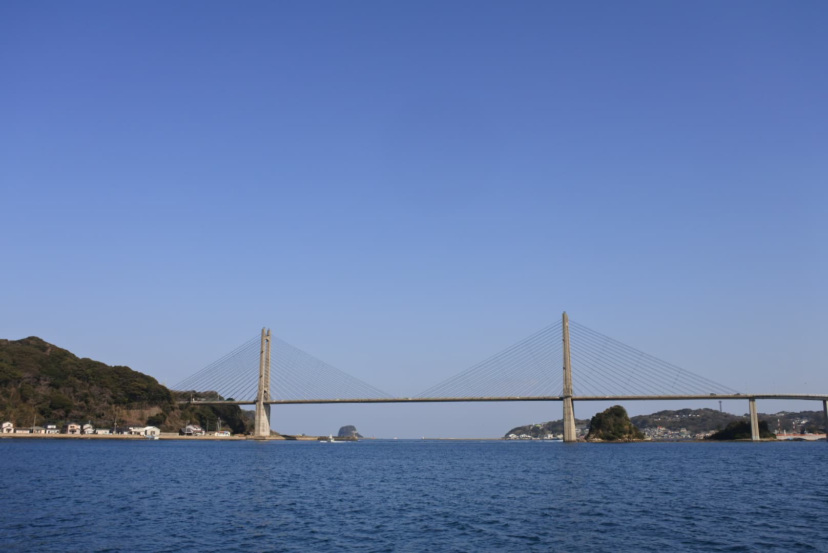 呼子大桥：呼子大桥：Wikimedia Commons 文件「Yobuko Bridge from the sea.jpg」中的桥梁实景。