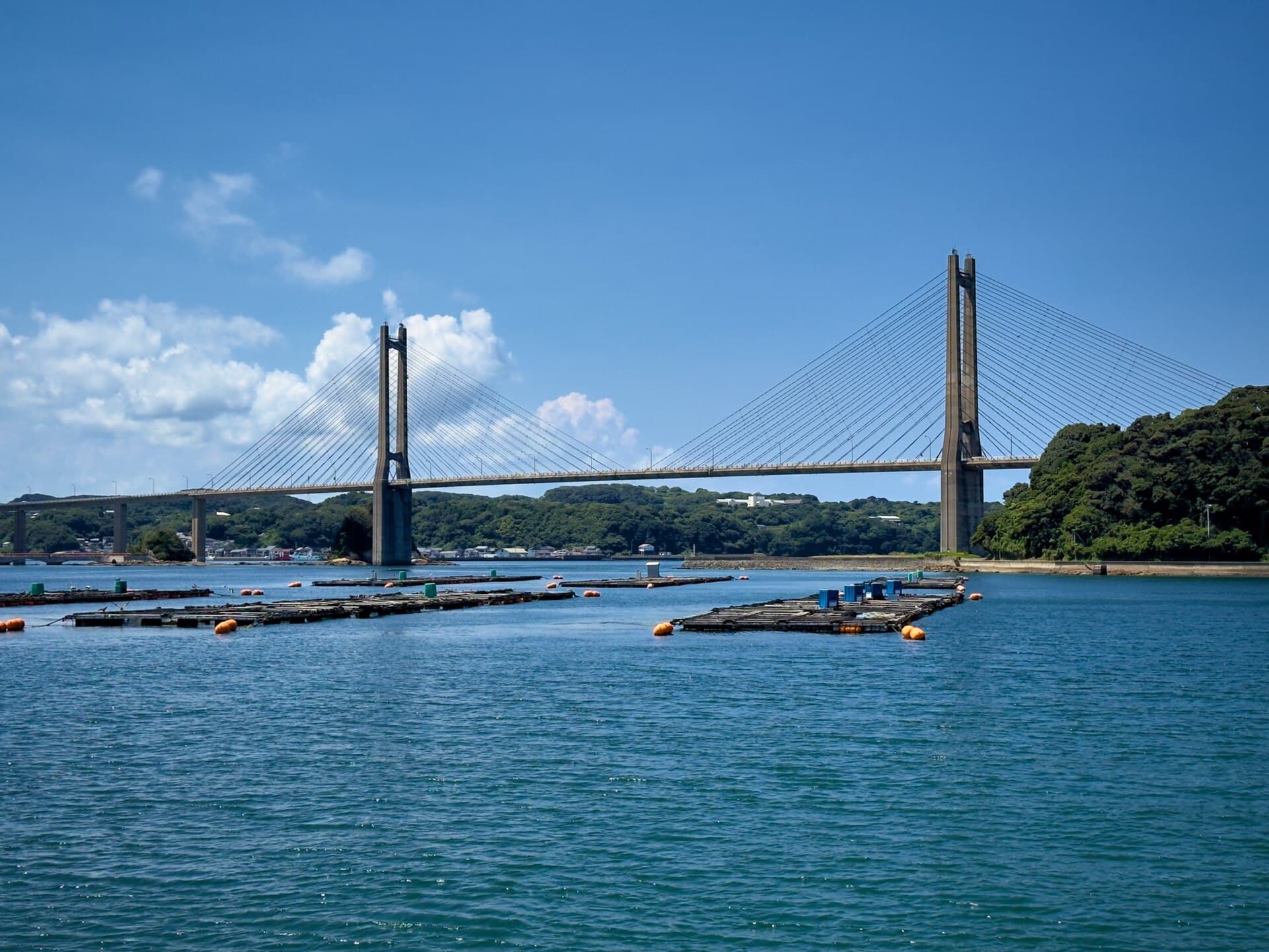 呼子大桥：呼子大桥：Wikimedia Commons 文件「Yobuko Ohashi Bridge 2025.08.17-1.jpg」中的桥梁实景。