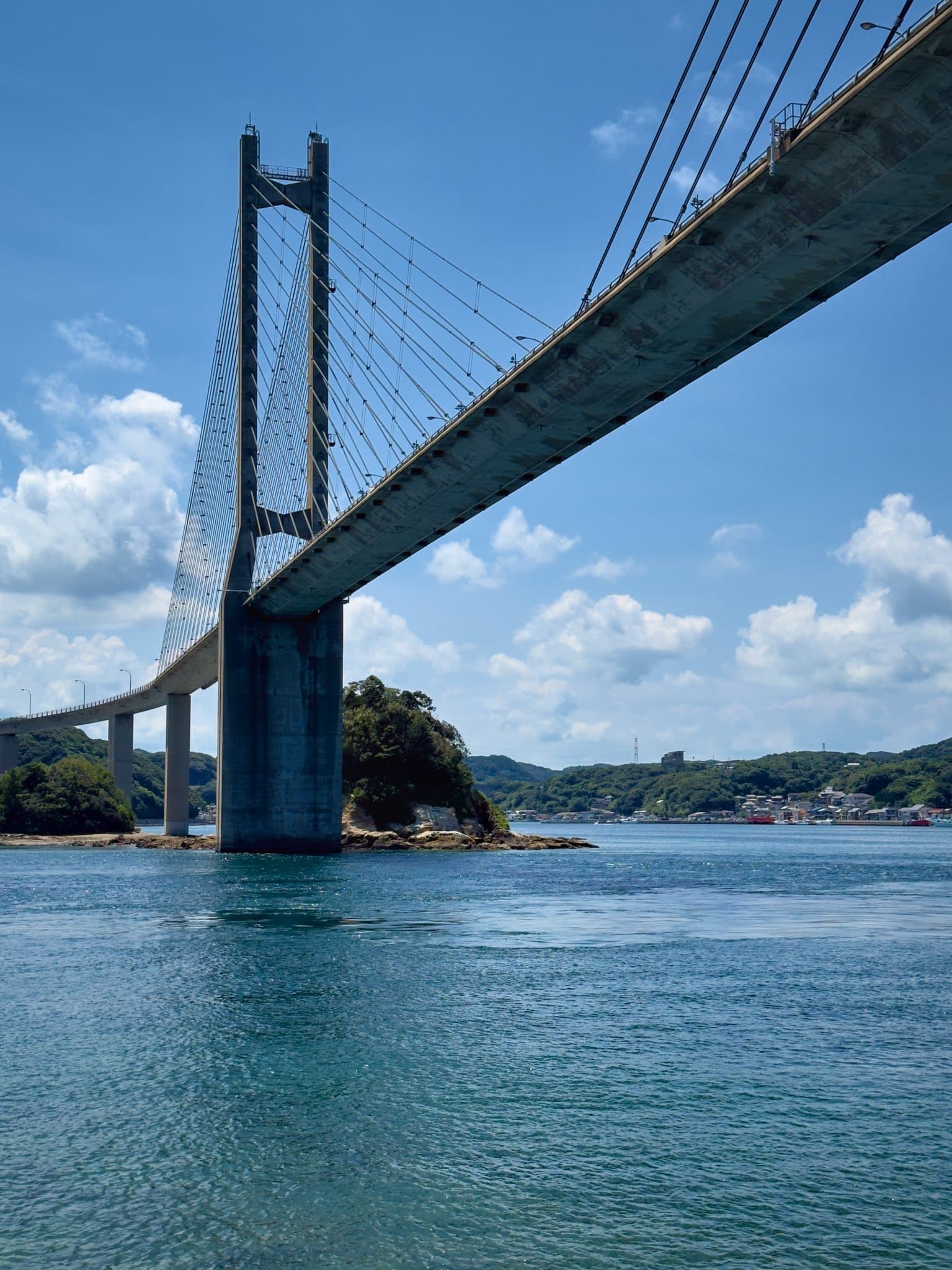 呼子大桥：呼子大桥：Wikimedia Commons 文件「Yobuko Ohashi Bridge 2025.08.17-2.jpg」中的桥梁实景。