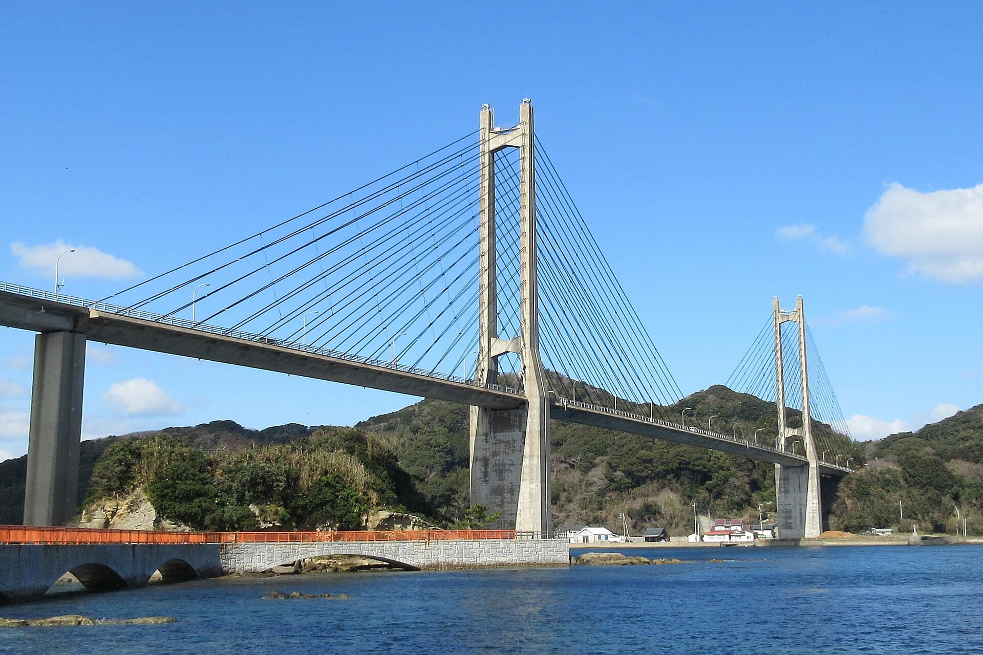 呼子大桥：呼子大桥：Wikimedia Commons 文件「Yobuko Ohashi Bridge.jpg」中的桥梁实景。