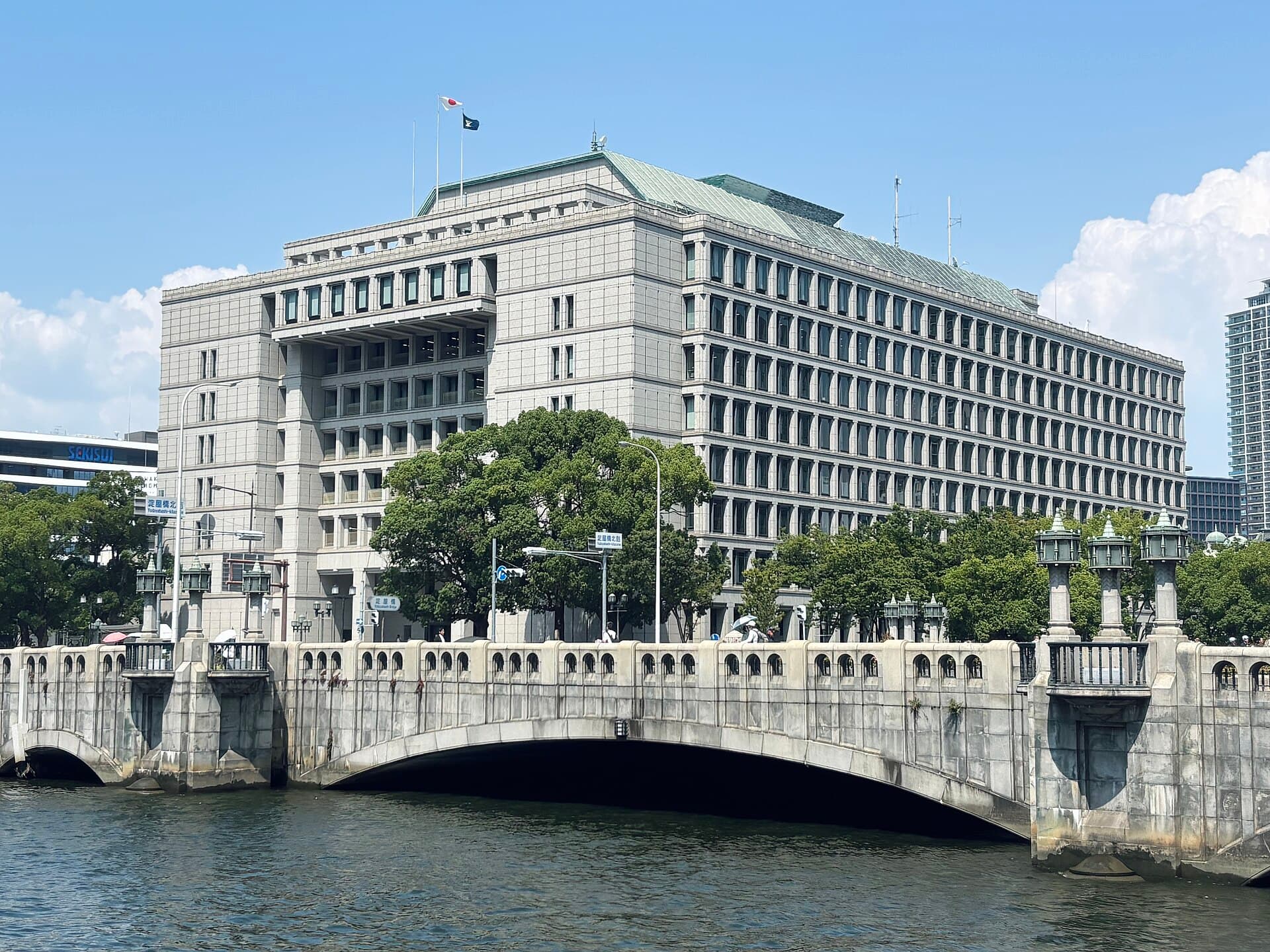 淀屋桥：淀屋桥：Wikimedia Commons 文件「Osaka City Hall 2026.jpg」中的桥梁实景。