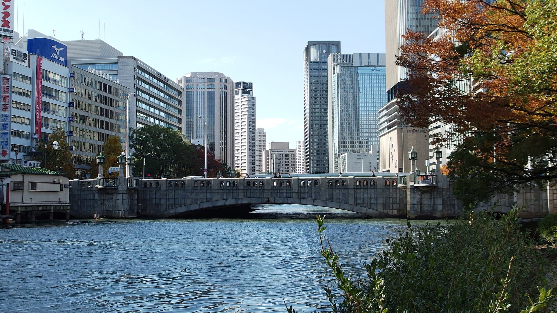 淀屋桥：淀屋桥：Wikimedia Commons 文件「Yodoya-bashi Bridge in 201411.JPG」中的桥梁实景。
