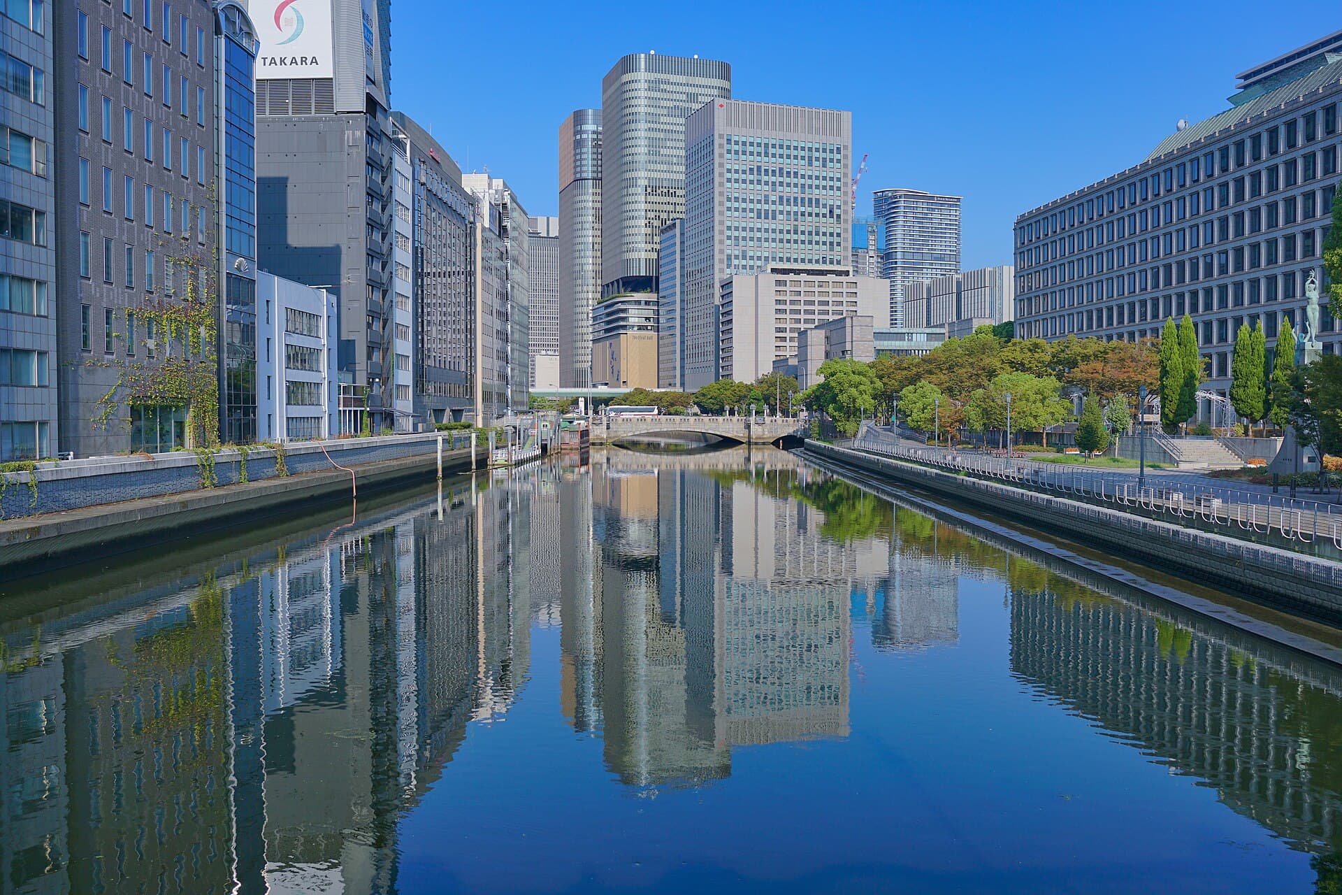 淀屋桥：淀屋桥：Wikimedia Commons 文件「Cityscapes of Nakanoshima, Osaka from Sendannoki Bridge 20250831.jpg」中的桥梁实景。