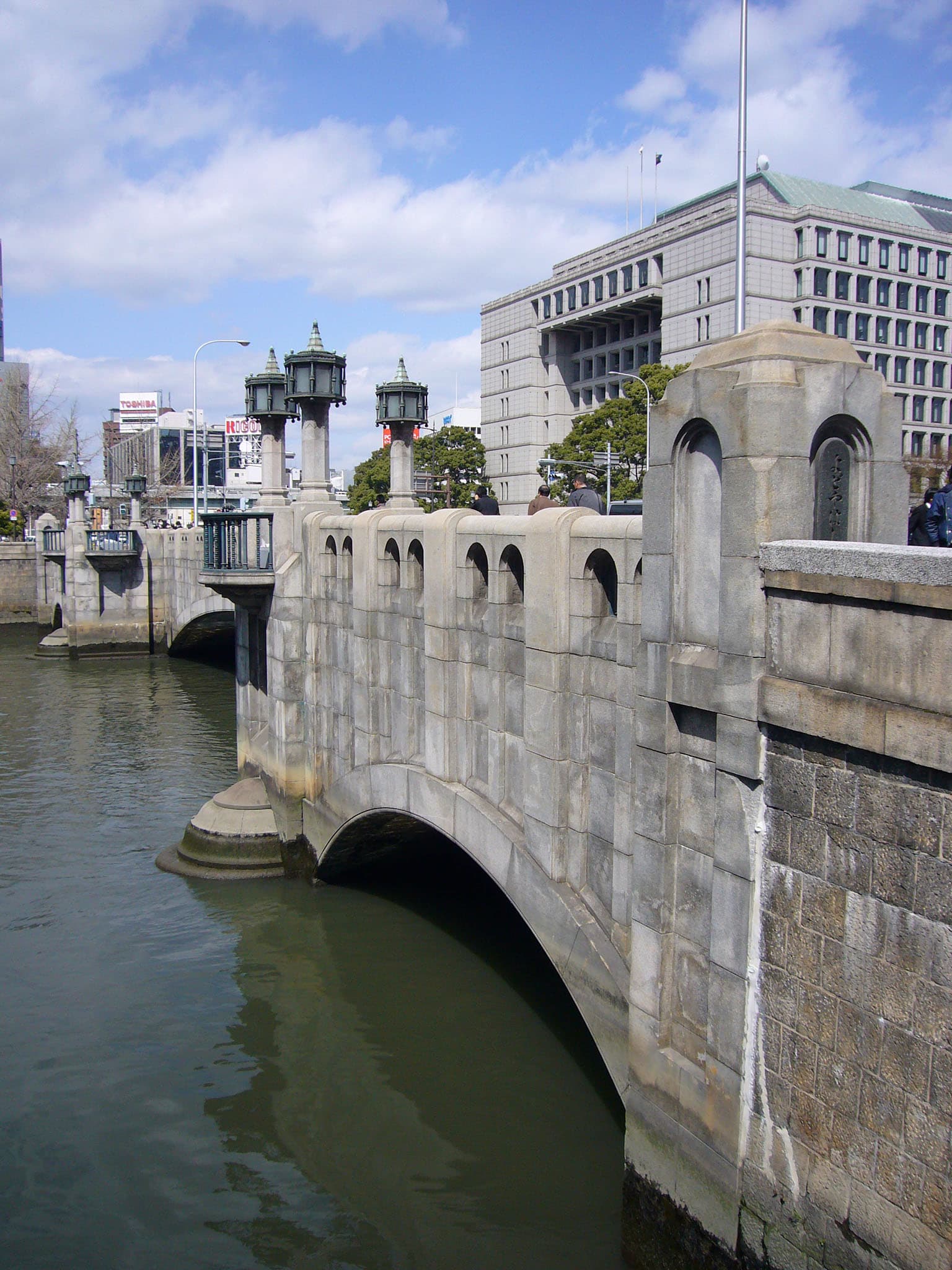 淀屋桥：淀屋桥：Wikimedia Commons 文件「Yodoyabashi01 2048.jpg」中的桥梁实景。