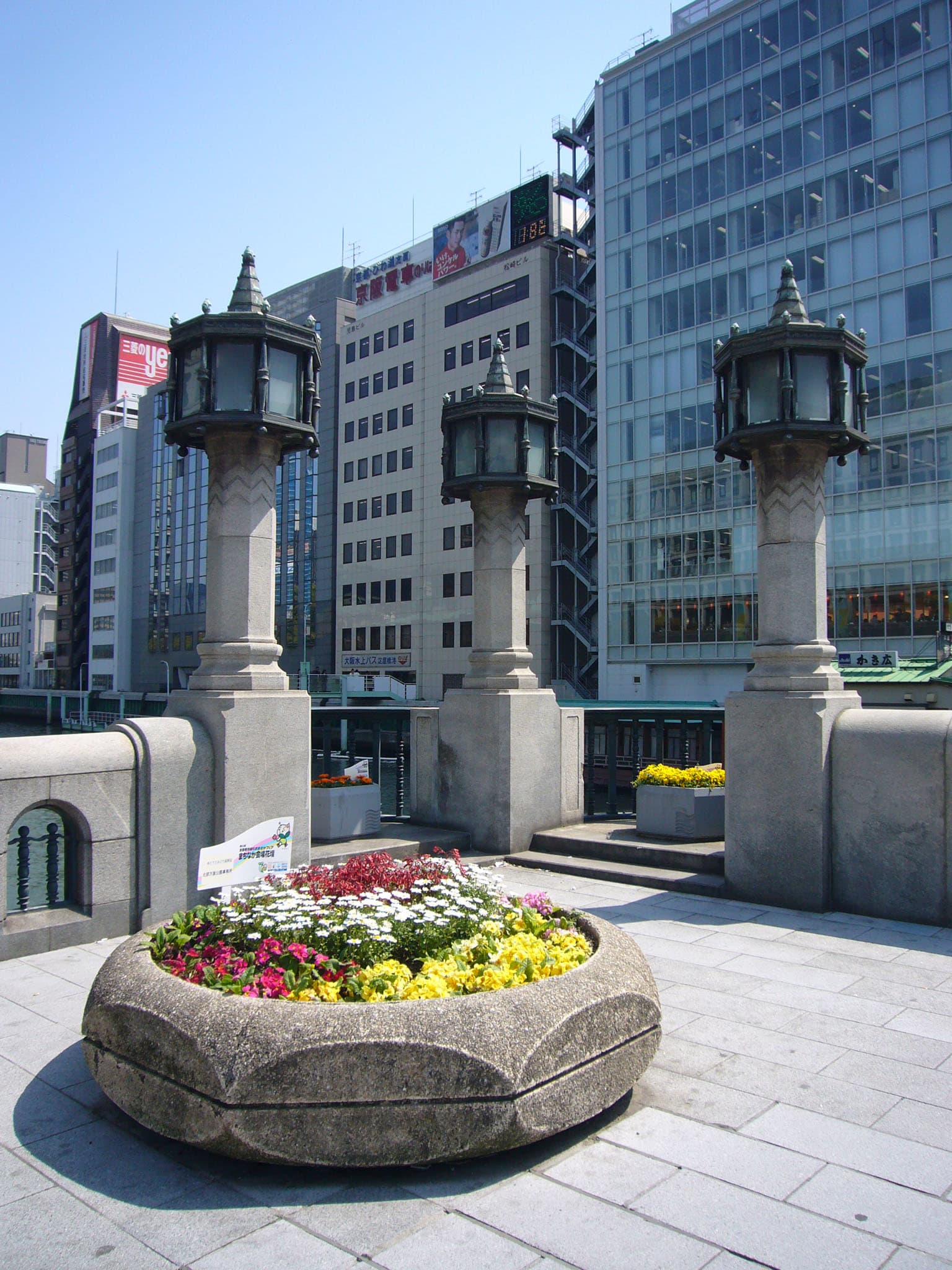 淀屋桥：淀屋桥：Wikimedia Commons 文件「Yodoyabashi02 2048n.jpg」中的桥梁实景。