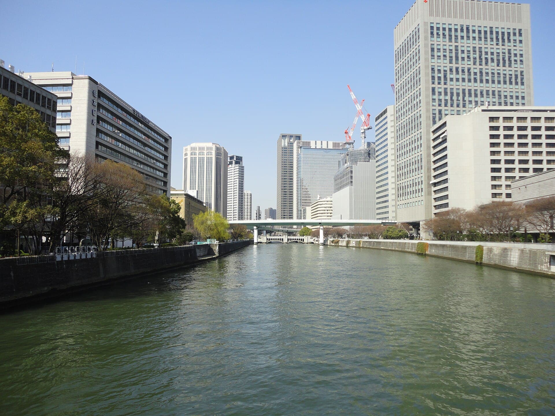 淀屋桥：淀屋桥：Wikimedia Commons 文件「淀屋橋 - panoramio (1).jpg」中的桥梁实景。