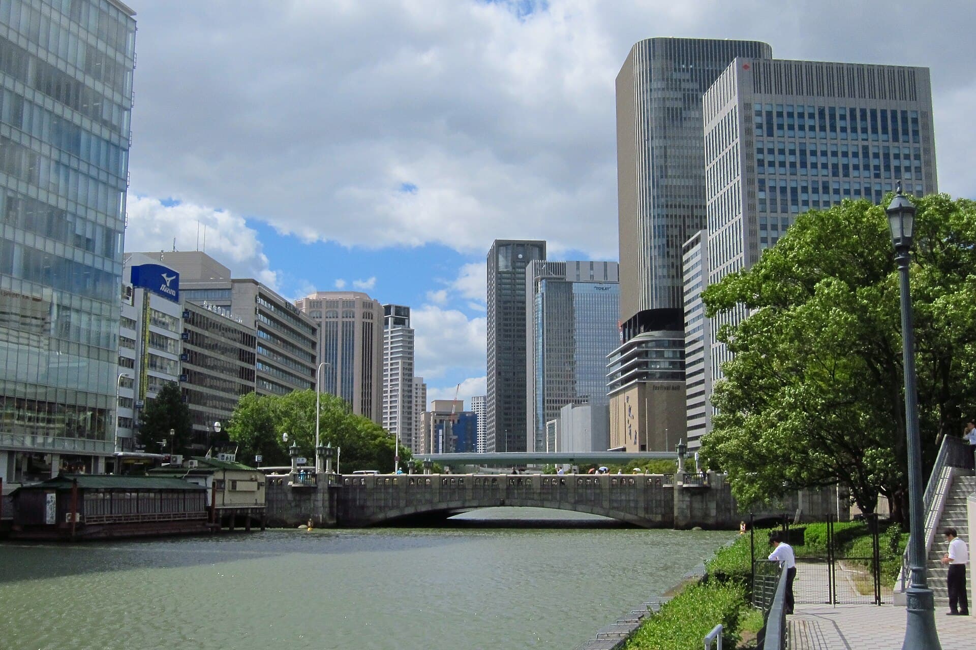 淀屋桥：淀屋桥：Wikimedia Commons 文件「Nakanoshima Osaka Japan02.jpg」中的桥梁实景。