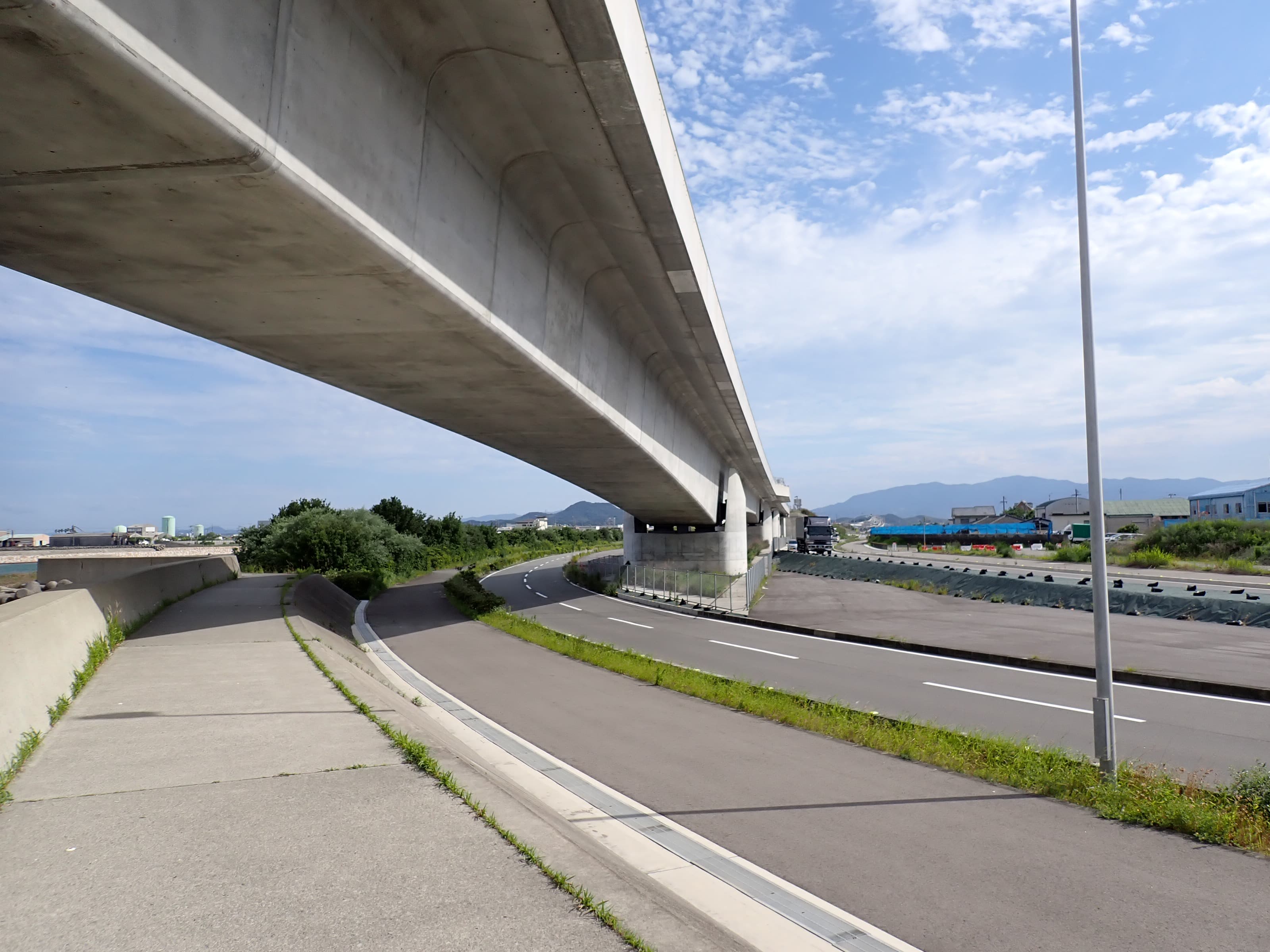 吉野川日出大桥：吉野川日出大桥：桥梁与河口道路及周边环境。