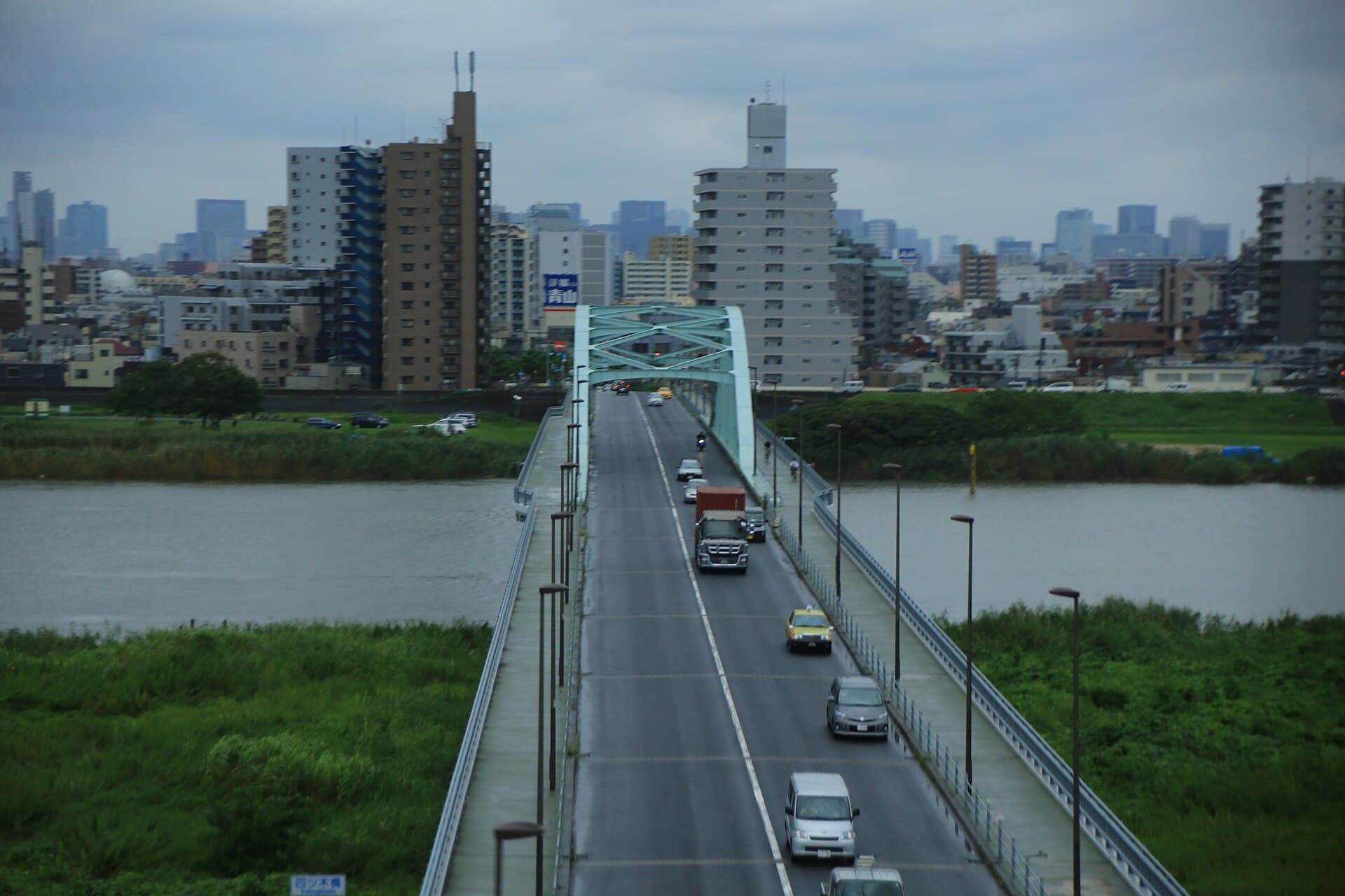 四木桥：四木桥：Wikimedia Commons 文件「Yotsugi Bridge 20160827 (29831359566).jpg」中的桥梁实景。