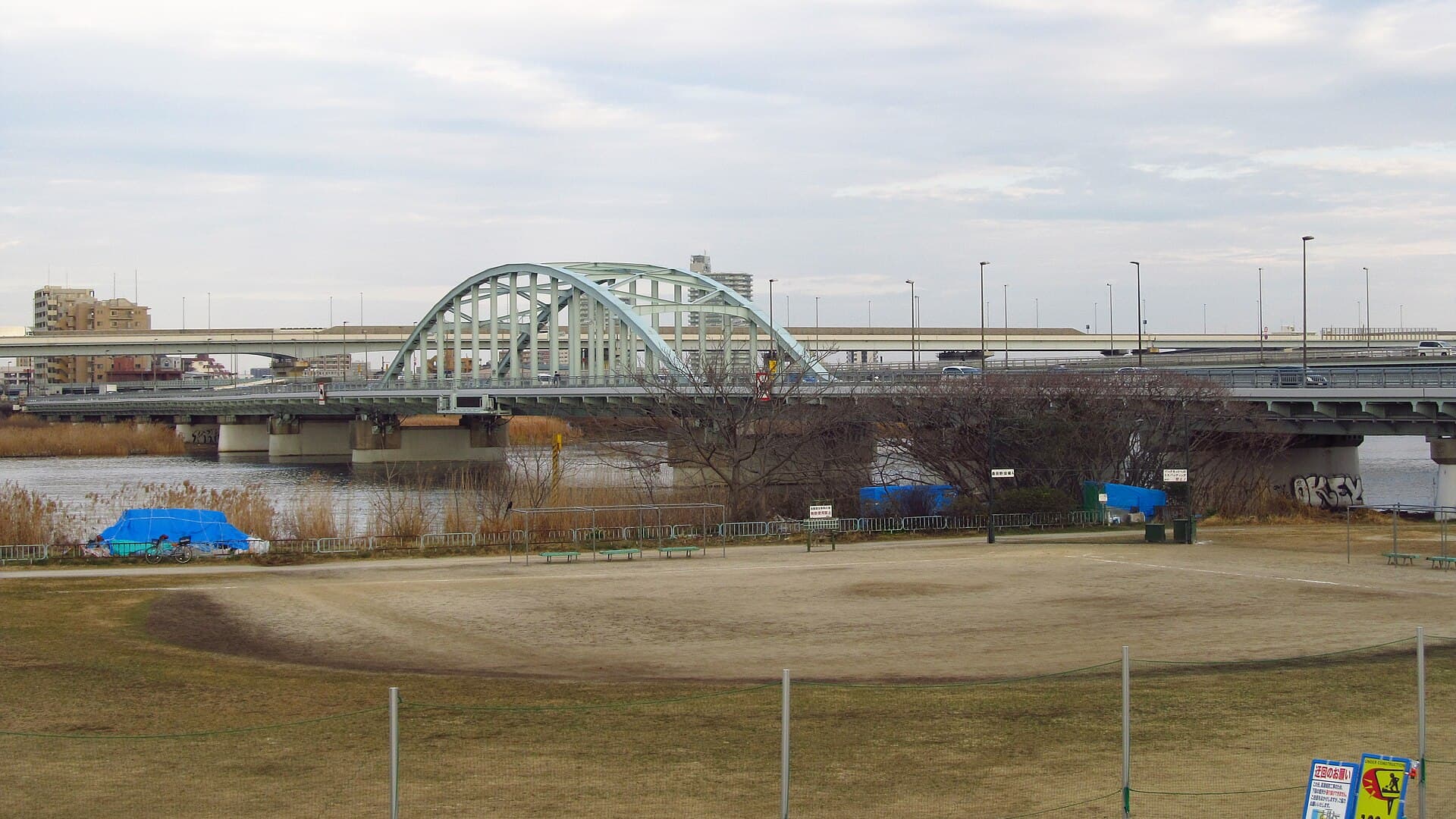 四木桥：四木桥：Wikimedia Commons 文件「Yotsugi bridge 20190203 154726.jpg」中的桥梁实景。