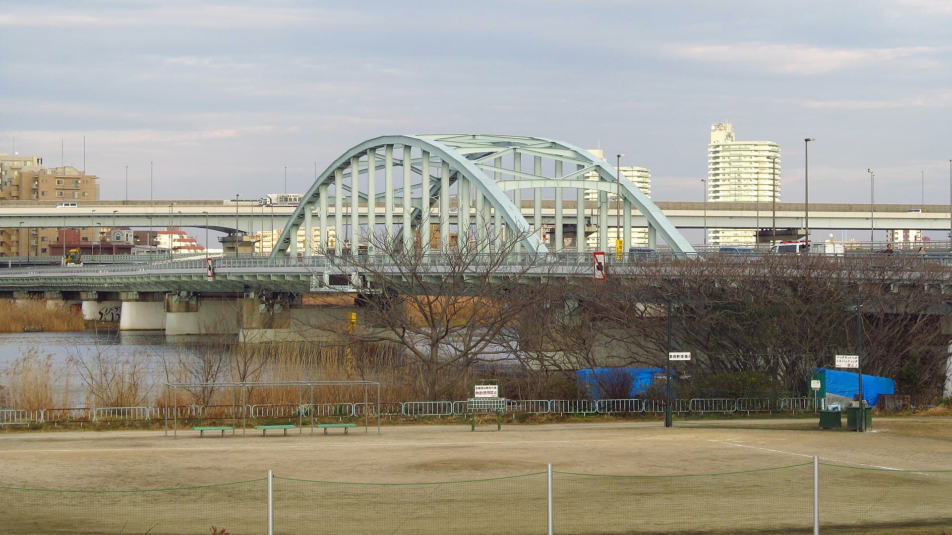 四木桥：四木桥：Wikimedia Commons 文件「Yotsugi bridge 20190203 155414.jpg」中的桥梁实景。