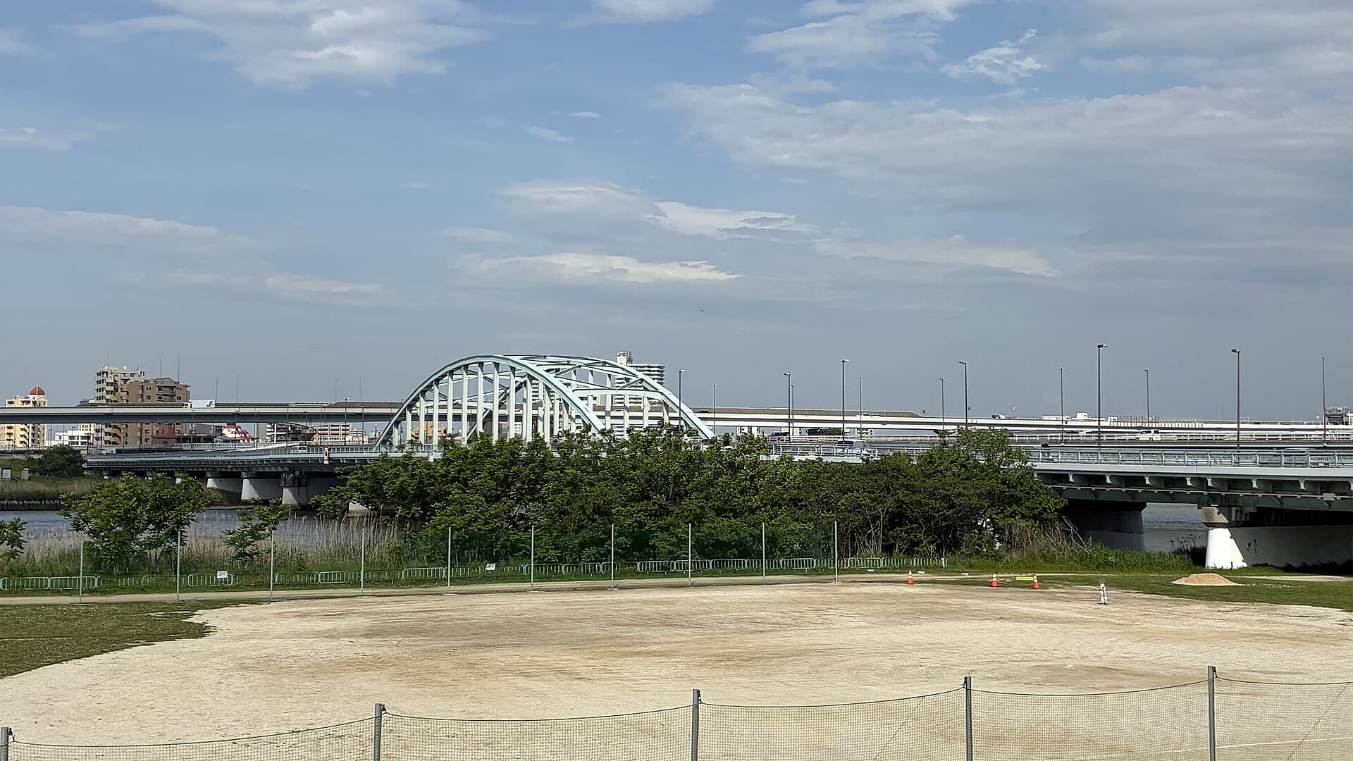 四木桥：四木桥：Wikimedia Commons 文件「Yotsugi bridge 20260503 145615.jpg」中的桥梁实景。
