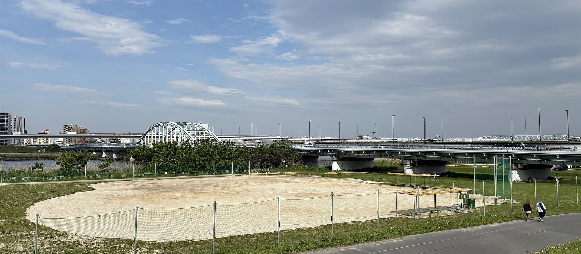 四木桥：四木桥：Wikimedia Commons 文件「Yotsugi bridge 20260503 145619.jpg」中的桥梁实景。