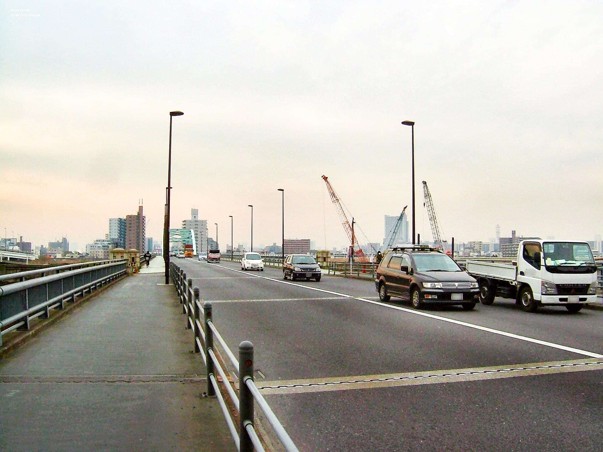 四木桥：四木桥：Wikimedia Commons 文件「Yotsugi bridge road 20051202.jpg」中的桥梁实景。