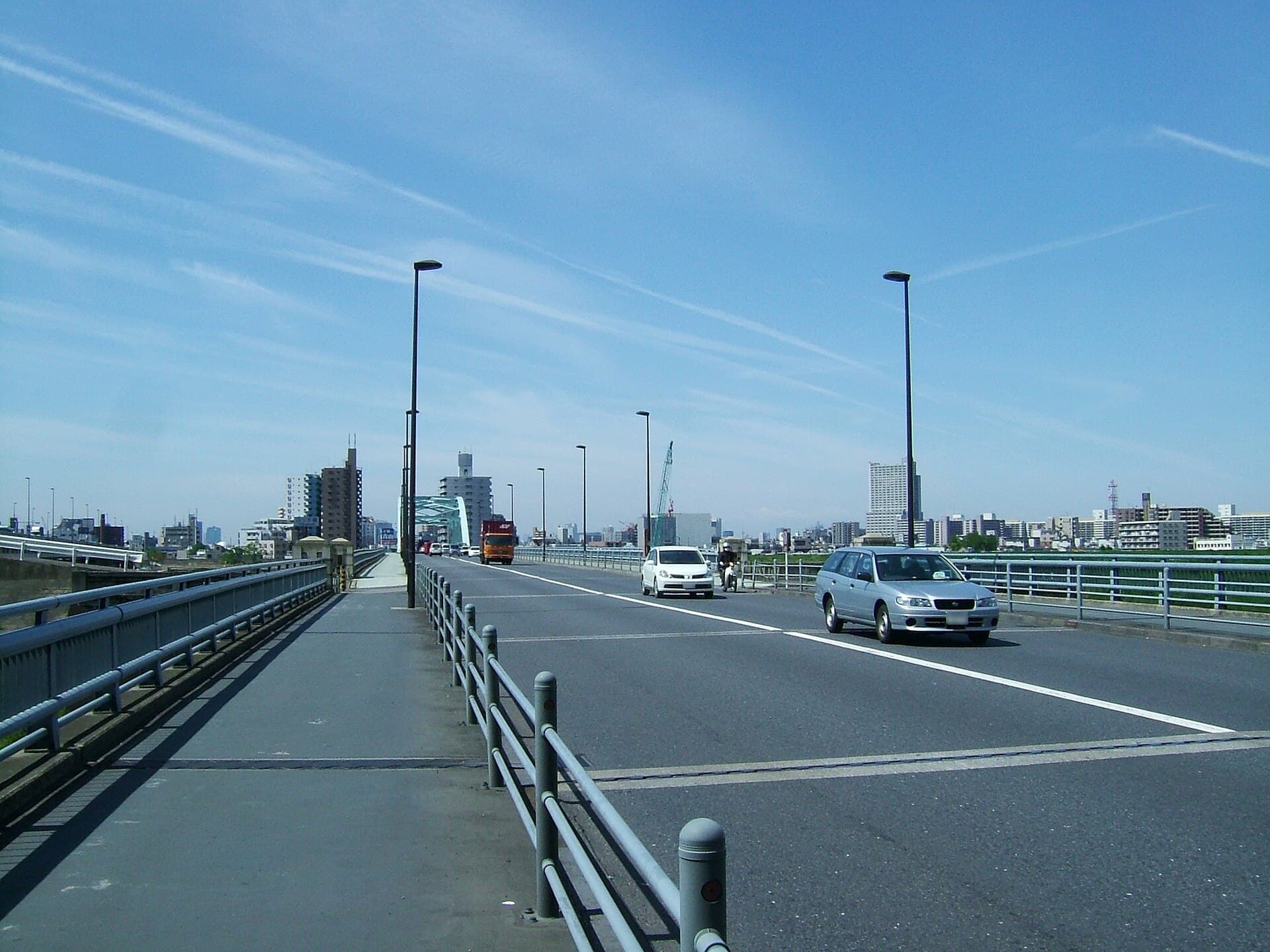 四木桥：四木桥：Wikimedia Commons 文件「Yotsugi bridge road 20070427.jpg」中的桥梁实景。