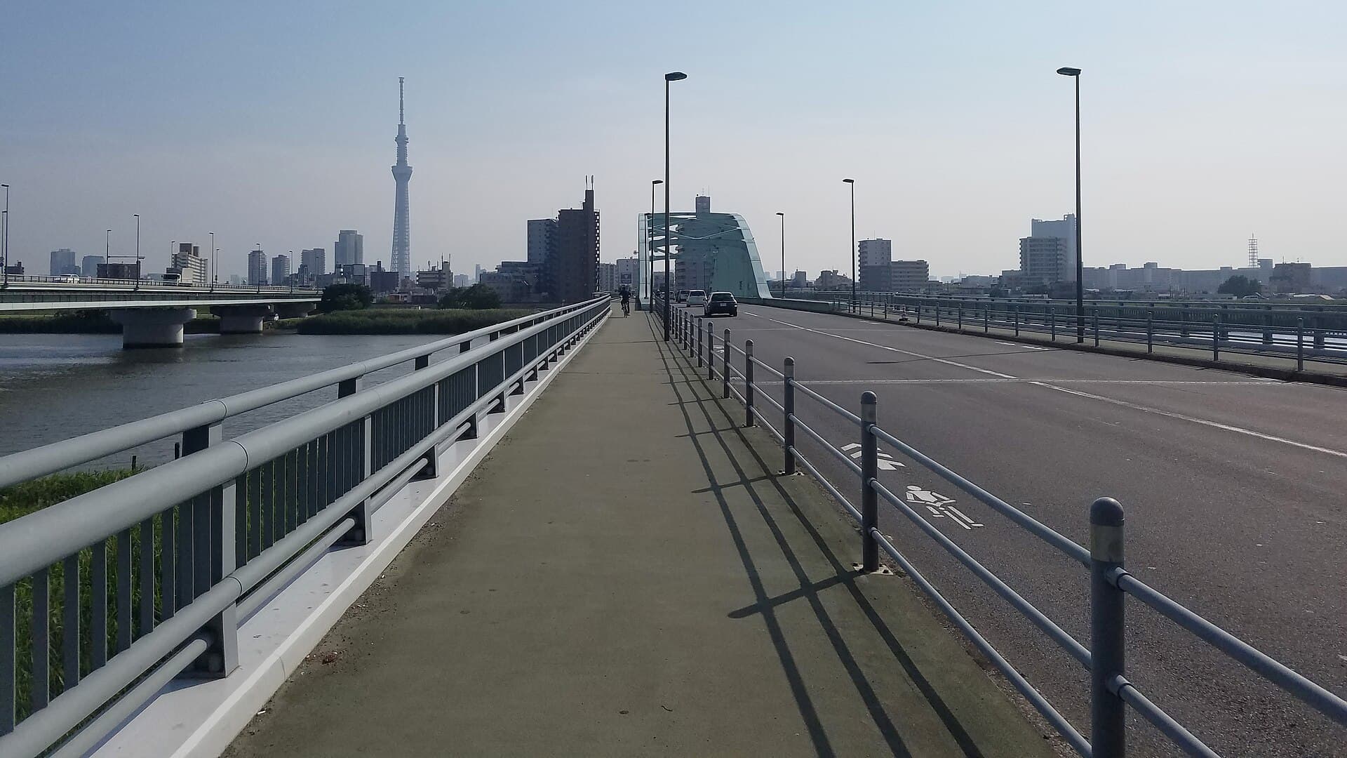 四木桥：四木桥：Wikimedia Commons 文件「Yotsugi bridge road 20170709 153952.jpg」中的桥梁实景。