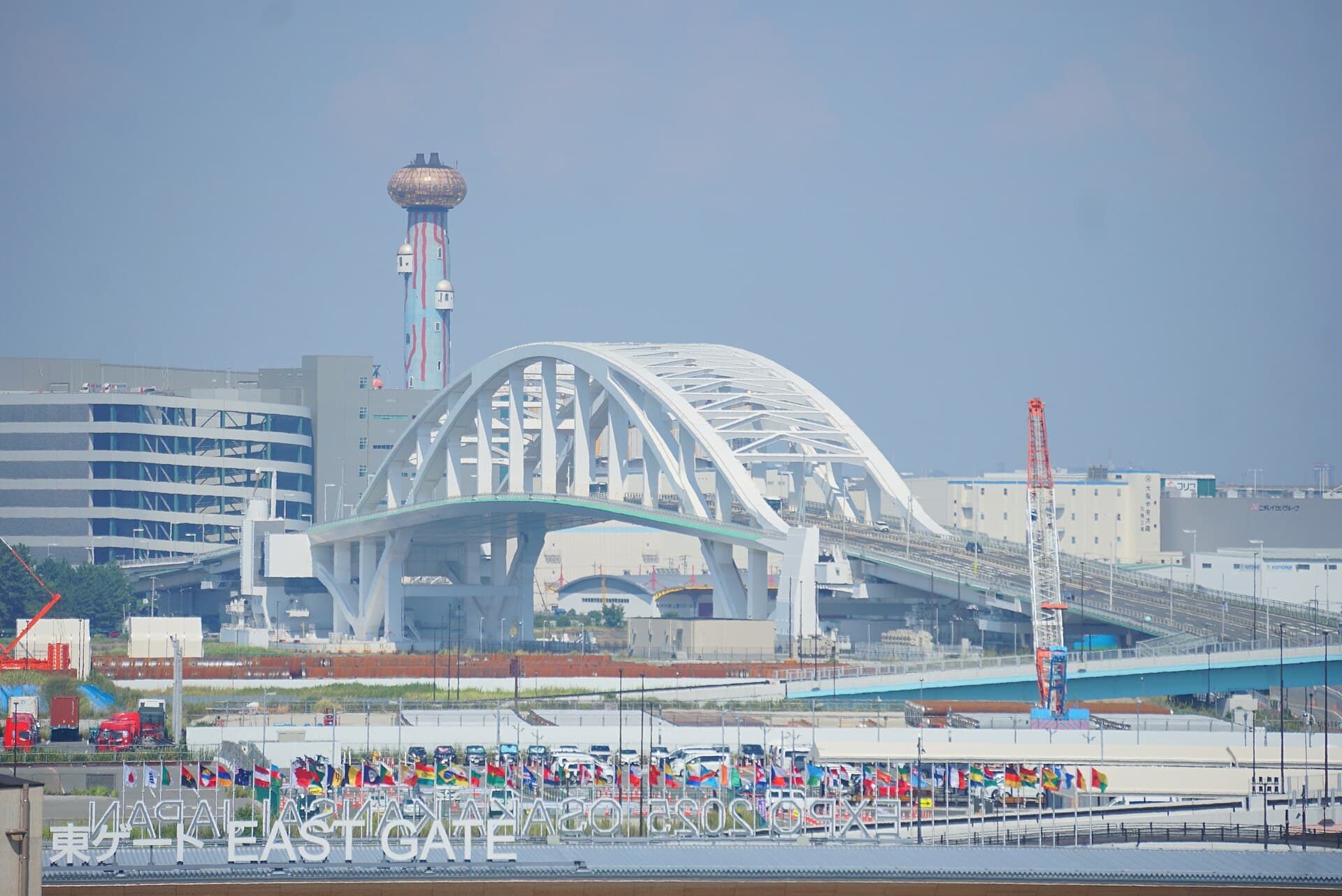 梦舞大桥：梦舞大桥：Wikimedia Commons 文件「Views from the Grand Ring, EXPO 2025 photographed in 20250831 (27).jpg」中的桥梁实景。