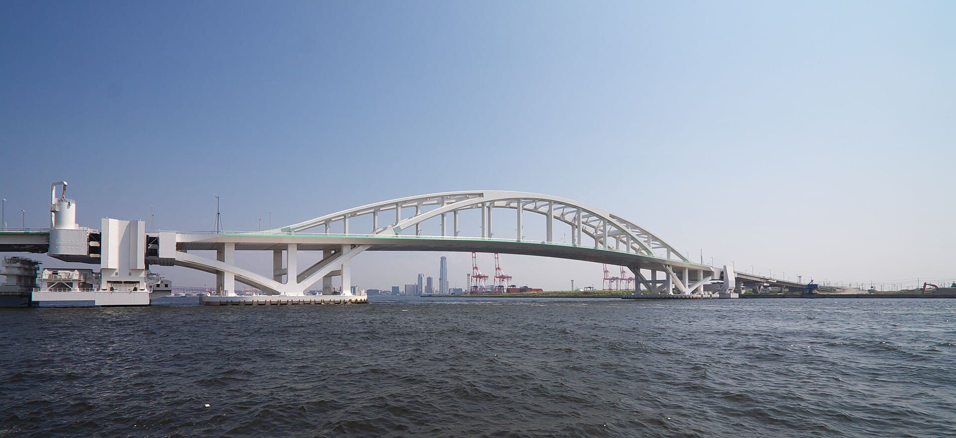 梦舞大桥：梦舞大桥：Wikimedia Commons 文件「Yumemai Ohashi Osaka JPN 001.jpg」中的桥梁实景。