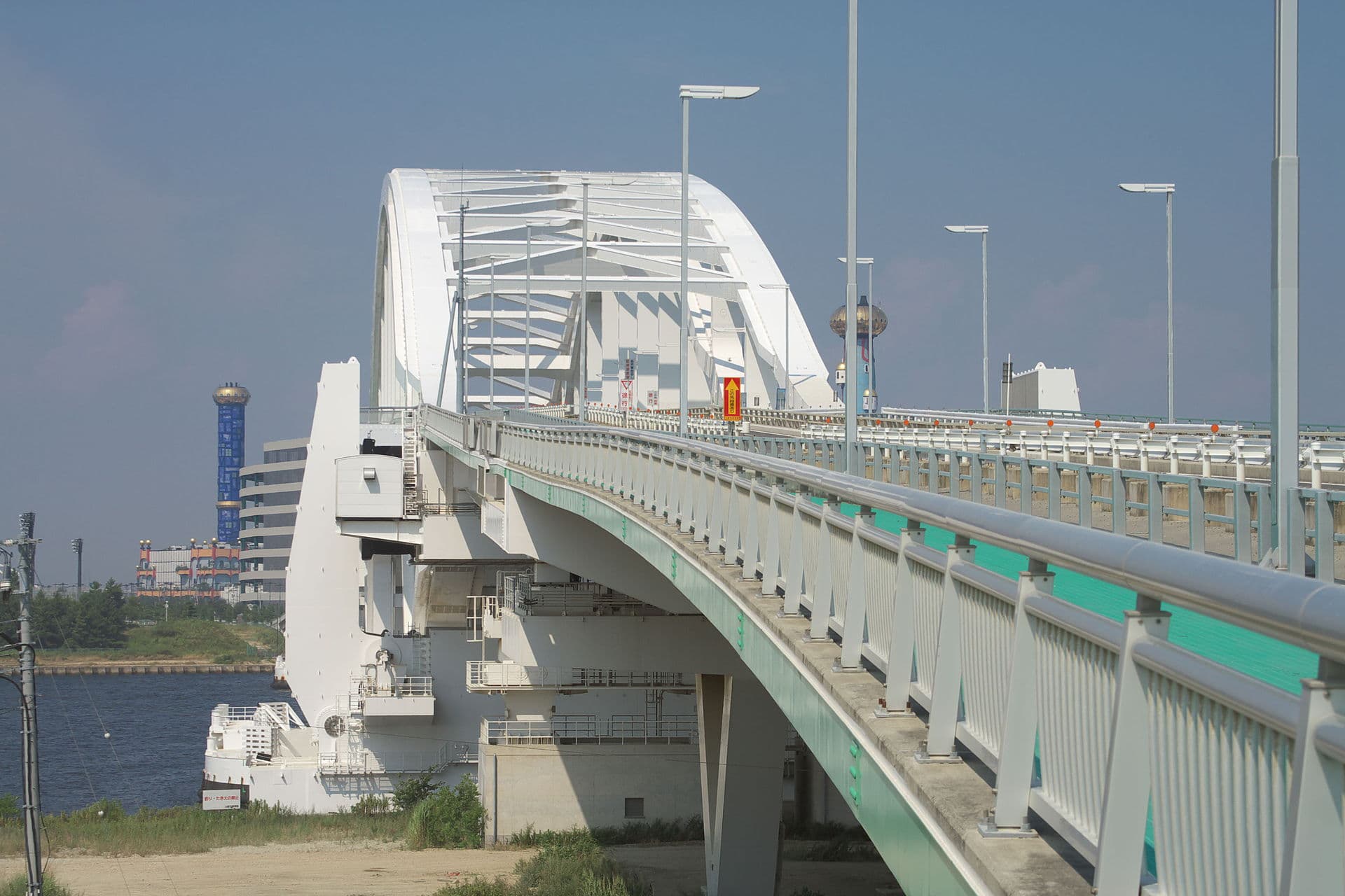 梦舞大桥：梦舞大桥：Wikimedia Commons 文件「Yumemai Ohashi Osaka JPN 002.jpg」中的桥梁实景。