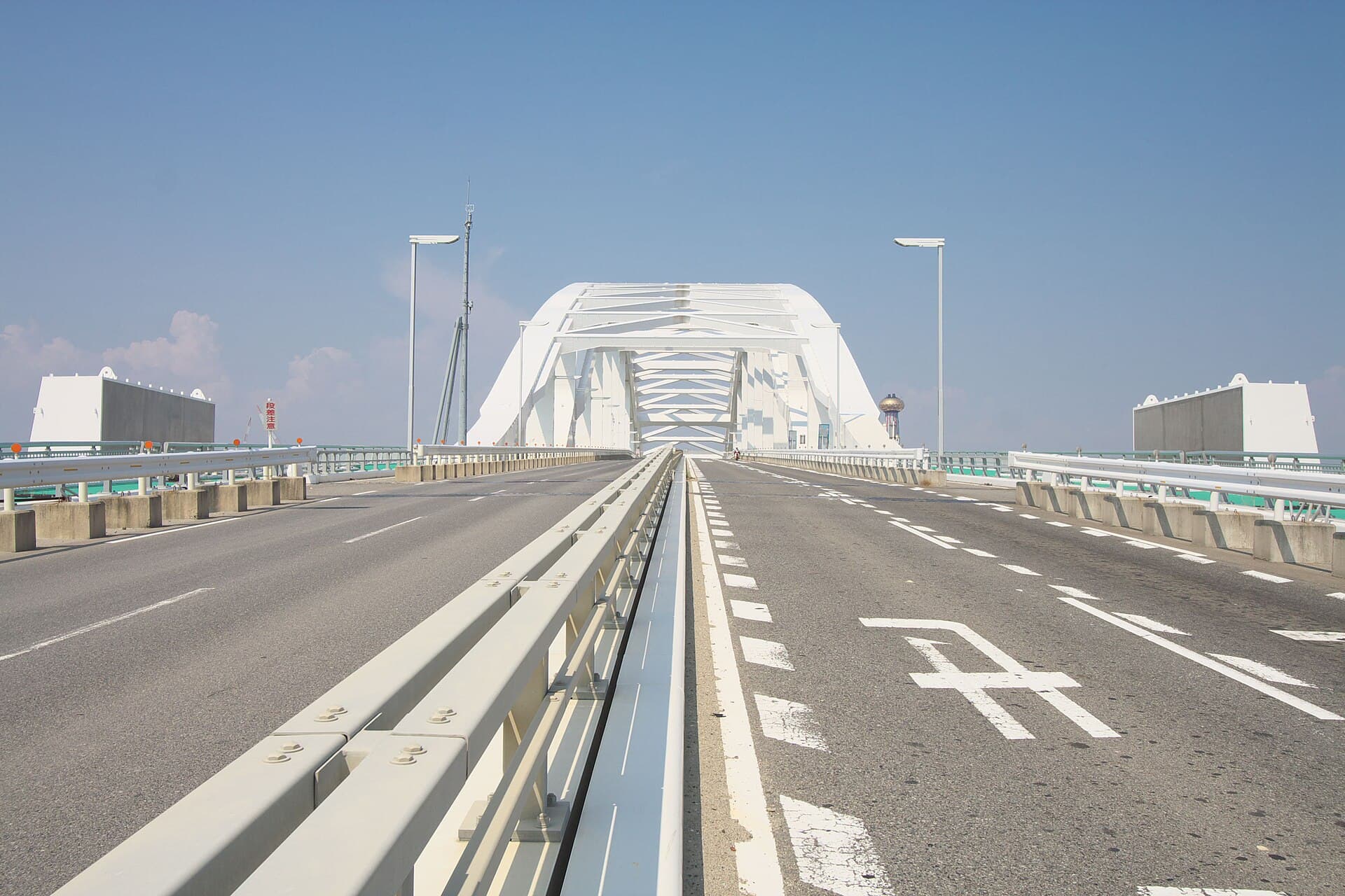 梦舞大桥：梦舞大桥：Wikimedia Commons 文件「Yumemai Ohashi Osaka JPN 003.jpg」中的桥梁实景。