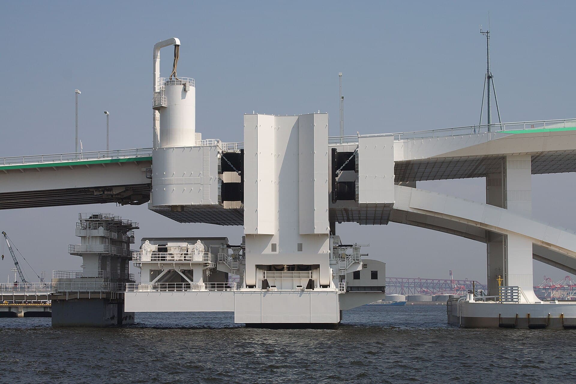 梦舞大桥：梦舞大桥：Wikimedia Commons 文件「Yumemai Ohashi Osaka JPN 004.jpg」中的桥梁实景。