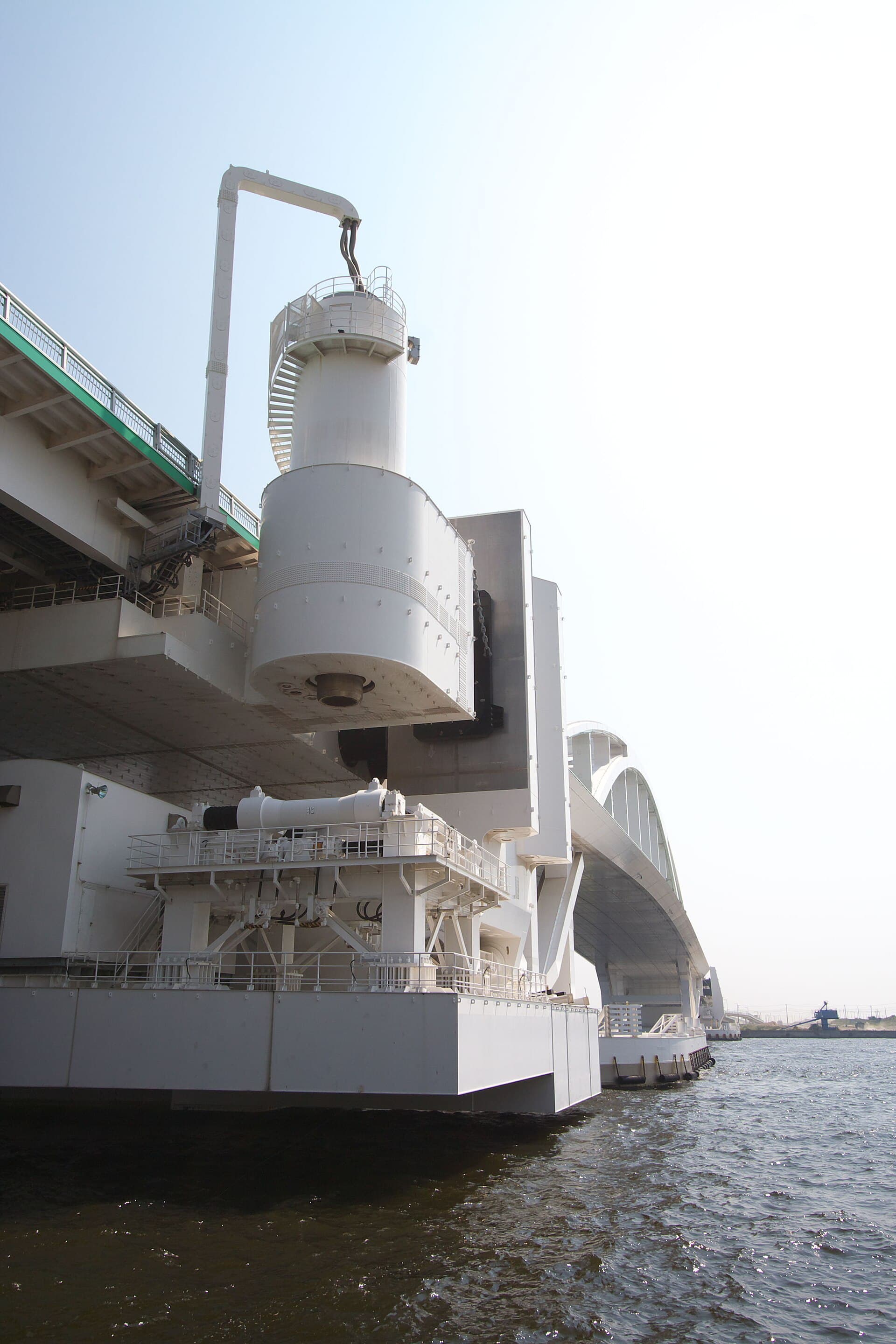 梦舞大桥：梦舞大桥：Wikimedia Commons 文件「Yumemai Ohashi Osaka JPN 006.jpg」中的桥梁实景。